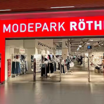 Auf dem Foto ist der Eingang zu einer Filiale des Modeparks Röther zu sehen.
