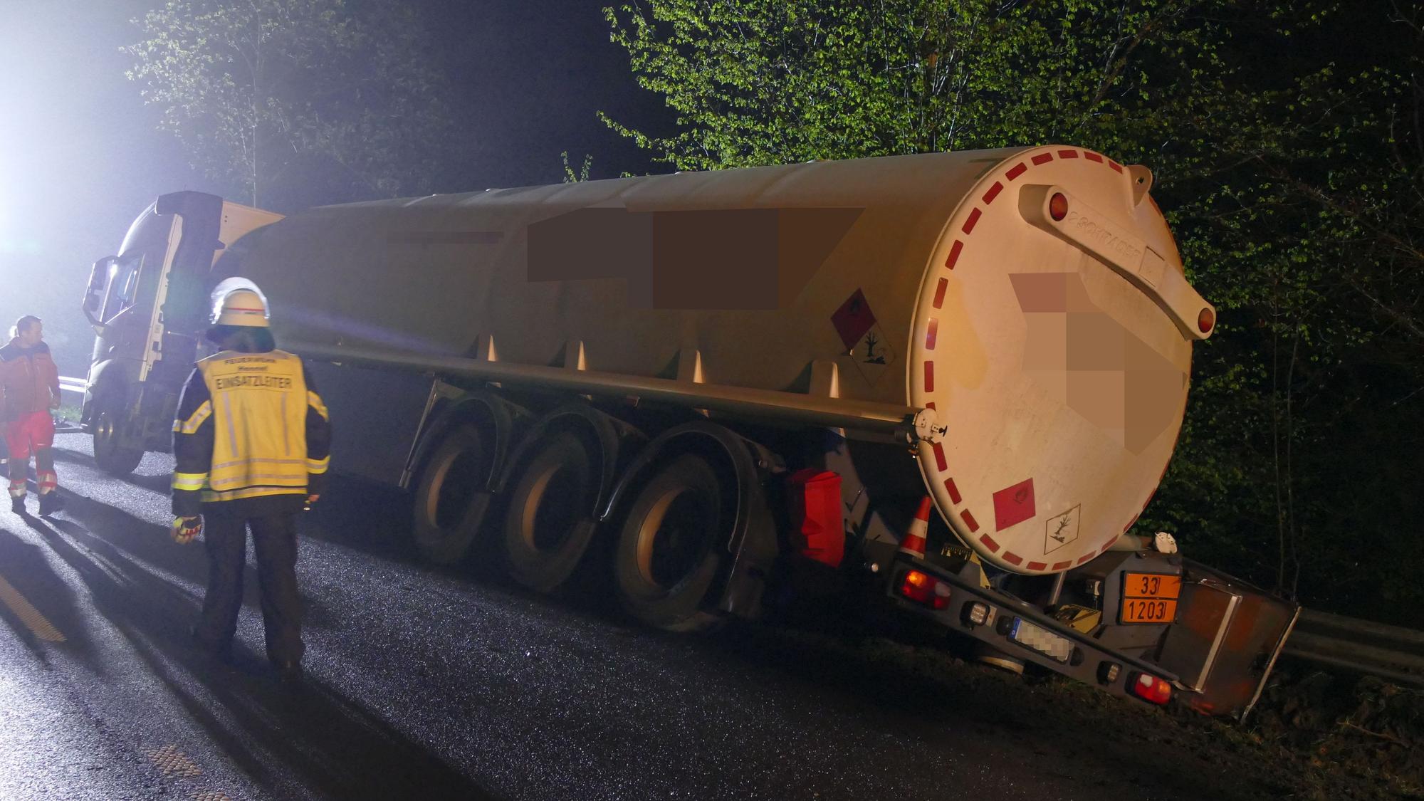 Ein Tanklaster in Schräglage.