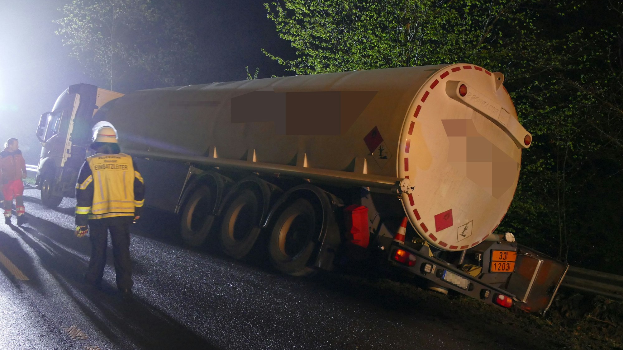 Ein Tanklaster in Schräglage.