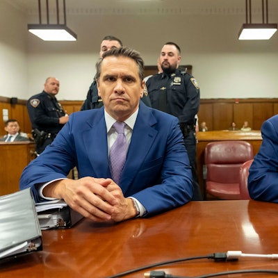 Ex-US-Präsident Donald Trump (r.) zusammen mit seinem Anwalt Todd Blanche im Gerichtssaal in New York.