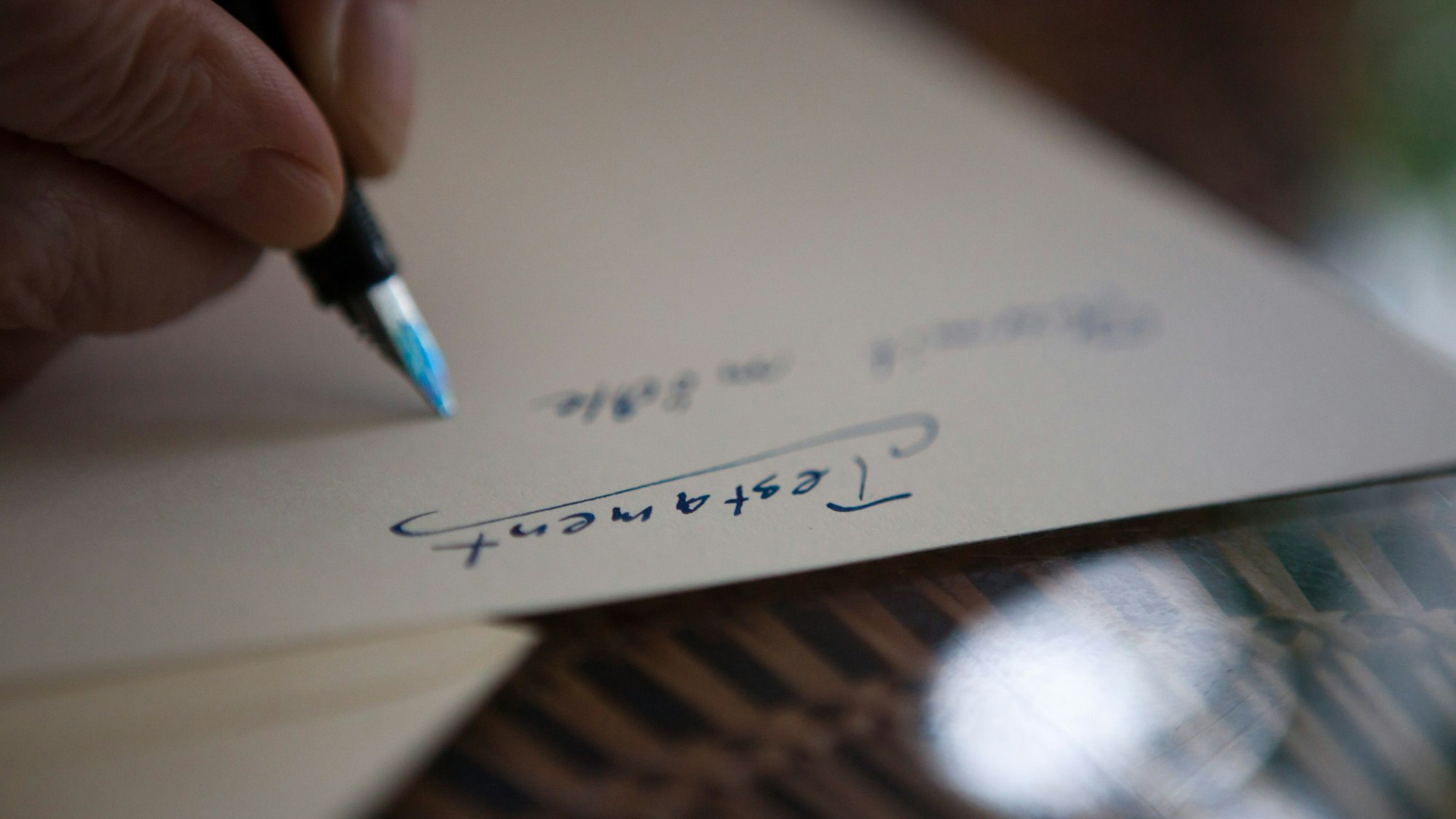 ILLUSTRATION - Zum Themendienst-Bericht von Sabine Meuter vom 26. Januar 2022: Ein Testament will im Erbfall auch gefunden werden.