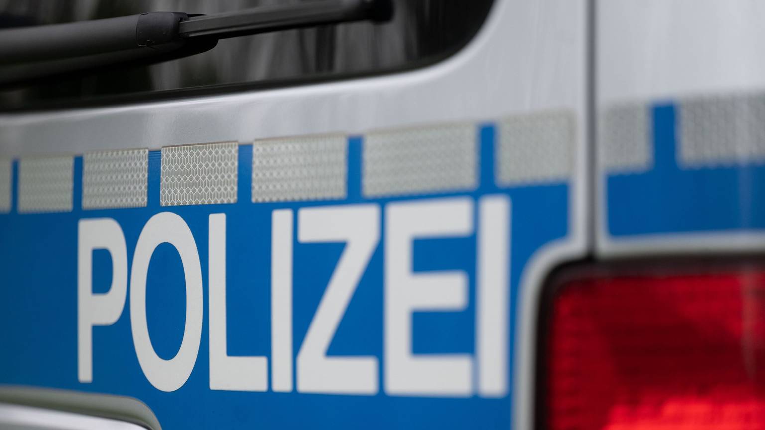 Auf dem Foto ist die Front eines Polizeiwagens zu sehen.