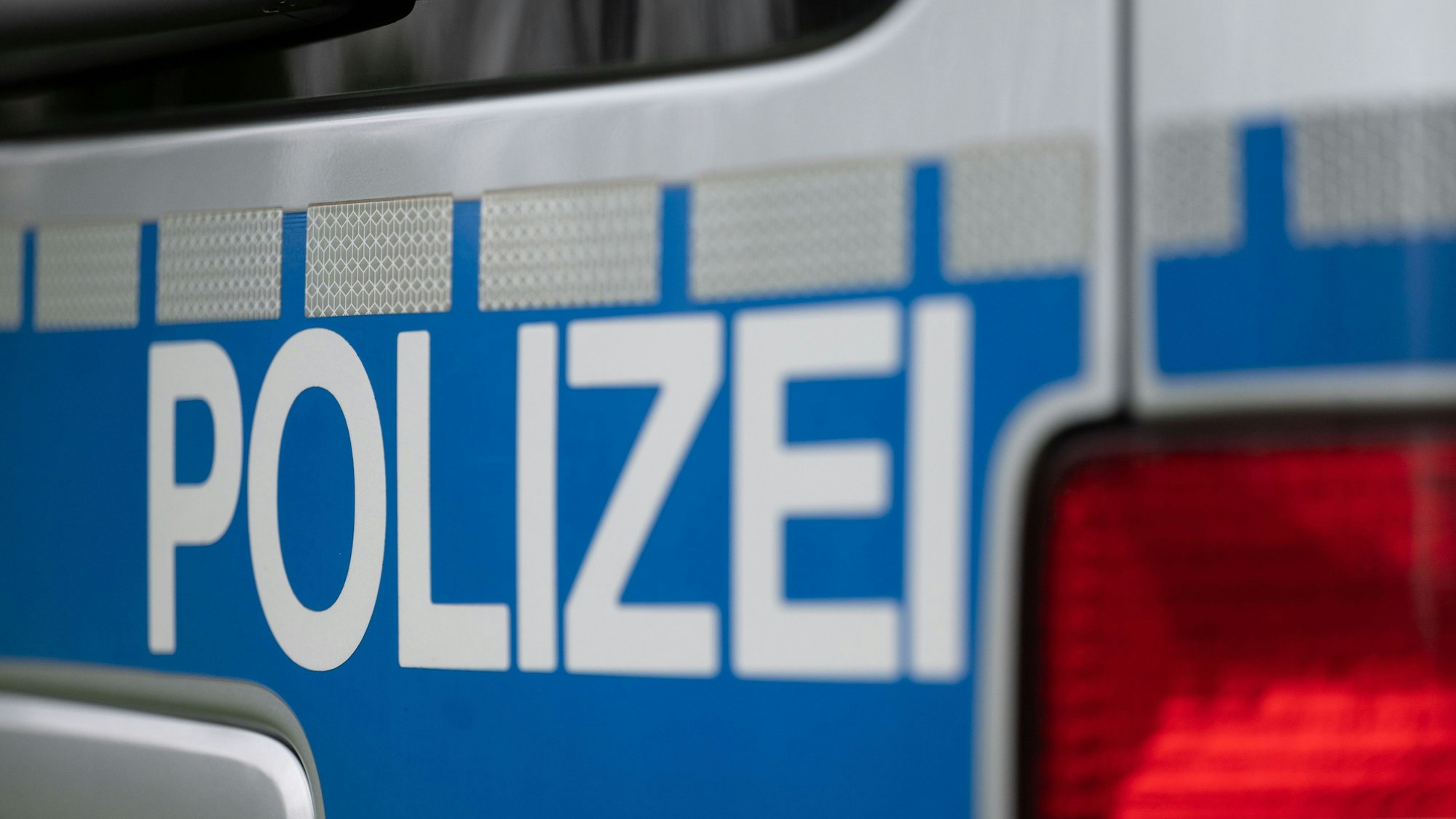 Das Wort Polizei ist auf einem Fahrzeug der Polizei zu sehen.