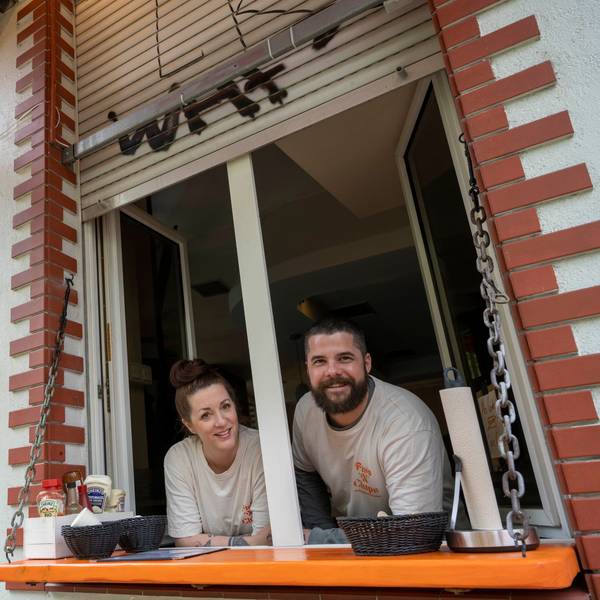 Donnerstags und freitags ist das Fish & Chips-Fenster im Salera geöffnet. Yannik Bürger und seine Frau Beatrix betreiben das spanische Restaurant im Agnesviertel.