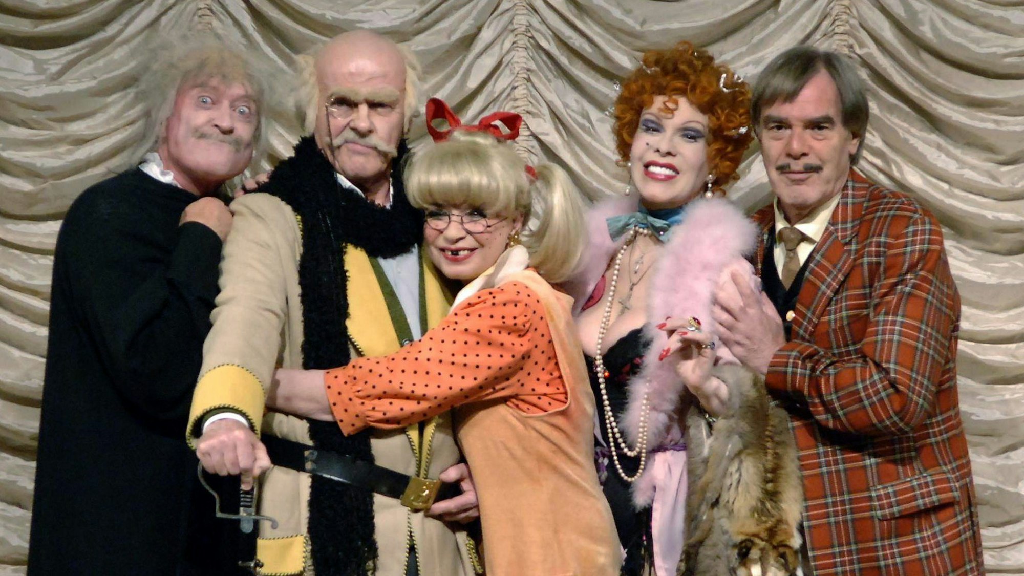 Peer Augustinski (l-r) als Bestatter, Wichart von Roell als Opa Klimbim, Ingrid Steeger als Gabi von Klimbim, Elisabeth Volkmann als Jolante von Scheußlich und Horst Jüssen als Adolar von Scheußlich stehen bei der Fotoprobe im Ernst Deutsch Theater auf der Bühne.