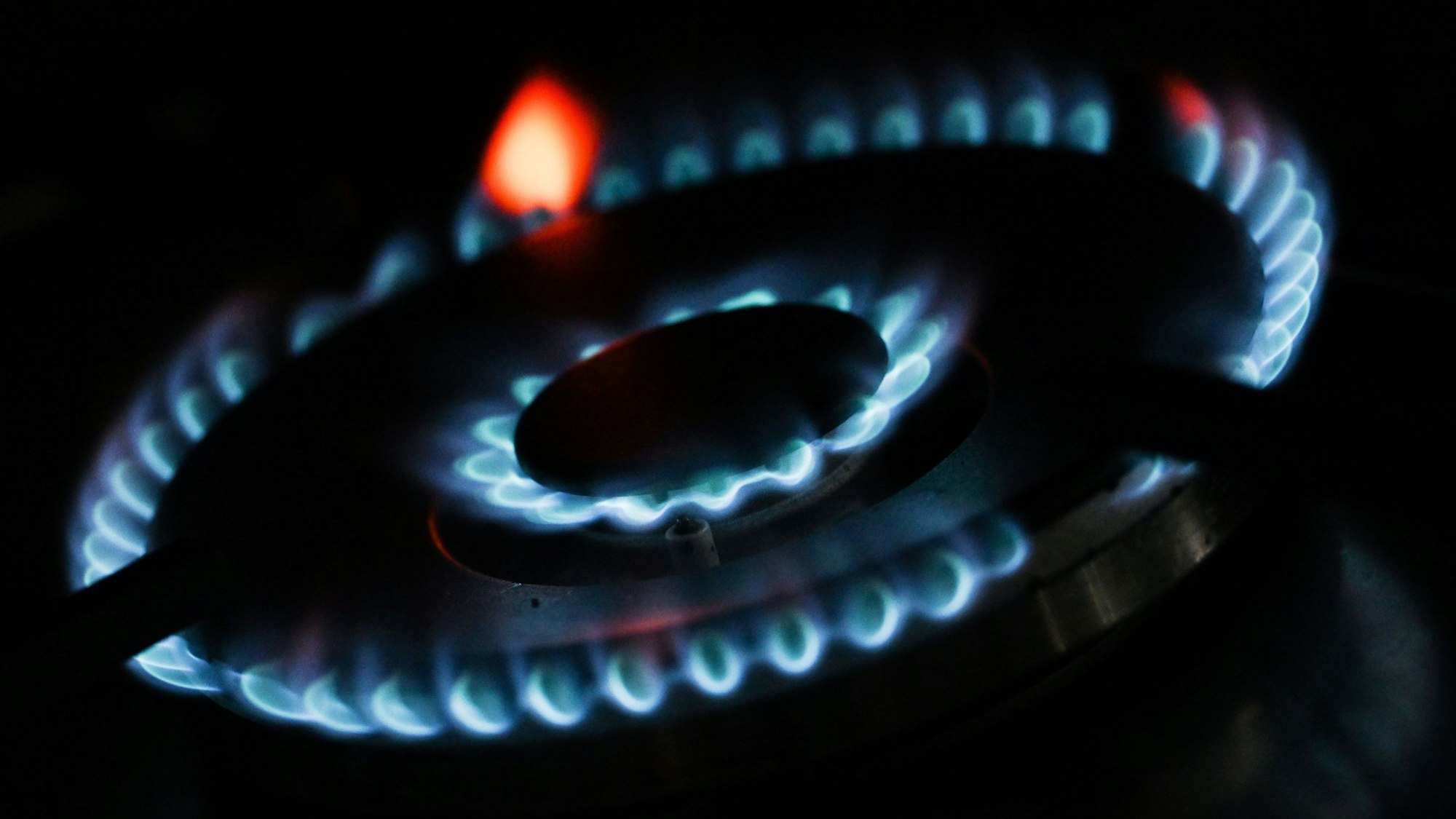 Flammen sind an einem Gasherd zu sehen. (Symbolbild)