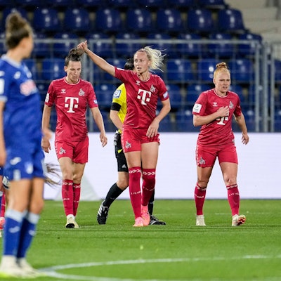 v.li.: Sara Agrez Köln, 4, Torschützin Meike Meßmer Messmer, Köln, 20, Laura Vogt Köln, 8, Spielerinnen des 1. FC Köln, jubeln über das Tor zum 0:1, Jubel, Torjubel, Torerfolg, celebrate the goal, goal, celebration, Jubel ueber das Tor, optimistisch, Spielszene, Highlight, Action, Aktion, 15.04.2024, Sinsheim Hoffenheim Deutschland, Fussball, Google Pixel Frauen-Bundesliga, TSG 1899 Hoffenheim - 1. FC Köln, DFB/DFL REGULATIONS PROHIBIT ANY USE OF PHOTOGRAPHS AS IMAGE SEQUENCES AND/OR QUASI-VIDEO. *** from left Sara Agrez Cologne, 4 , goal scorer Meike Messmer Messmer, Cologne, 20 , Laura Vogt Cologne, 8 , players of 1 FC Cologne, cheer about the goal to 0 1, jubilation, goal celebration, celebrate the goal, goal, celebration, jubilation about the goal, optimistic, match scene, highlight, action, action, 15 04 2024, Sinsheim Hoffenheim Germany , football, Google Pixel Women Bundesliga, TSG 1899 Hoffenheim 1 FC Köln, DFB DFL REGULATIONS PROHIBIT ANY USE OF PHOTOGRAPHS AS IMAGE SEQUENCES AND OR QUASI VIDEO xozx