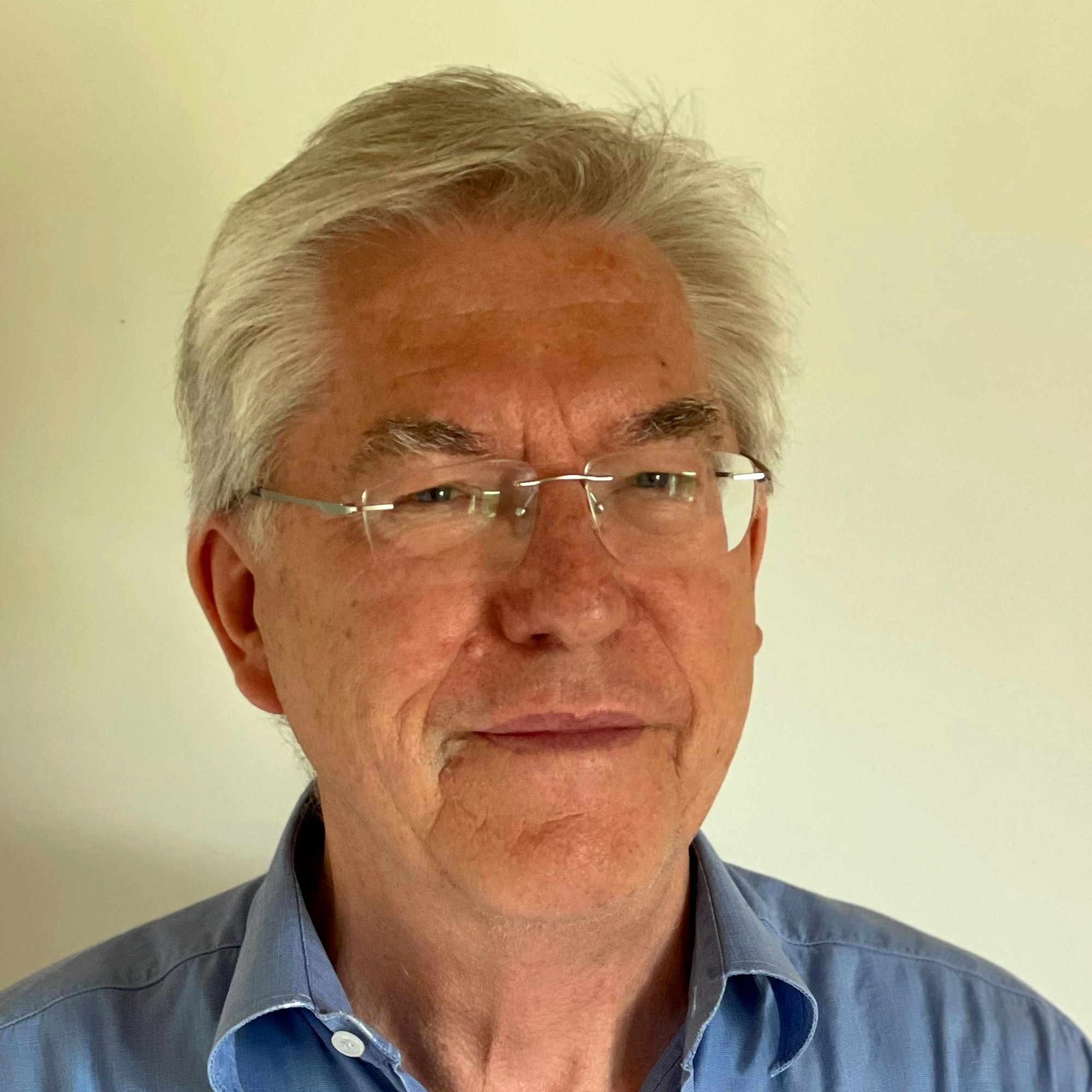 Das Foto zeigt Gerhard Baumeister, er ist Gründungs-Mitglied und Vorstand der 2019 gegründeten, von ehrenamtlichen Kräften geführten Bürgergenossenschaft Car&RideSharing Community eG mit Sitz in Overath