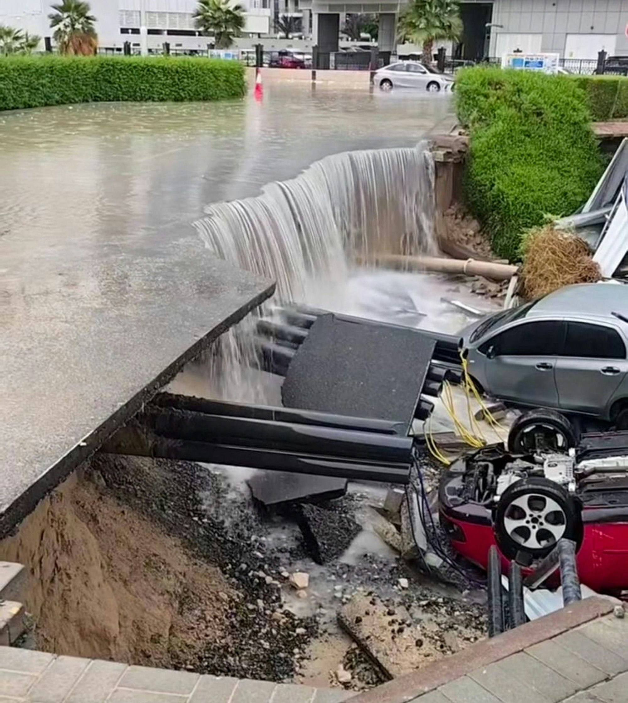 Nach den heftigen Regenfällen ist Dubai zum Erliegen gekommen.
