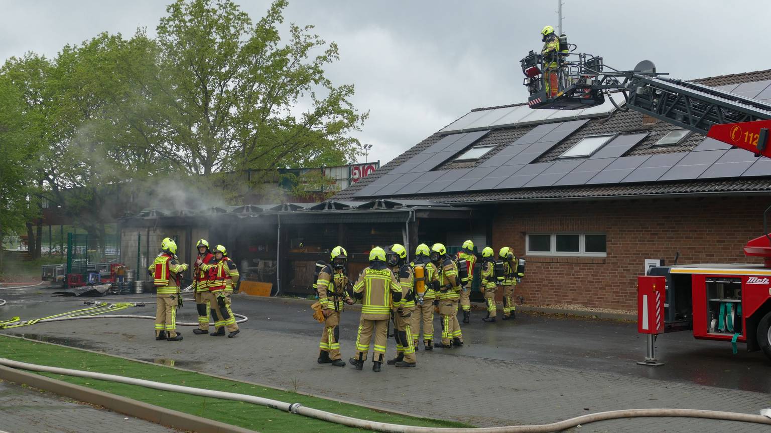 Die Bornheimer Feuerwehr beim Großeinsatz in Merten.