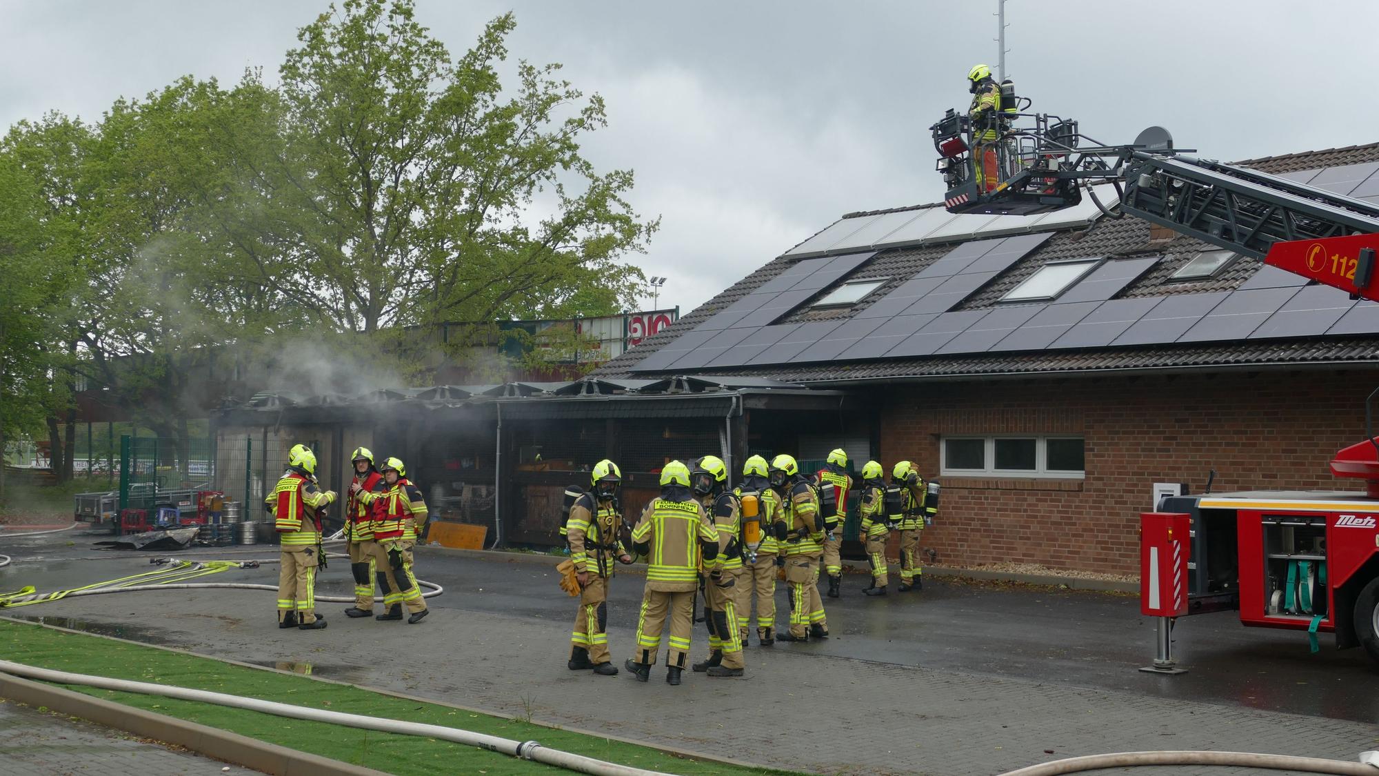 Die Bornheimer Feuerwehr beim Großeinsatz in Merten.