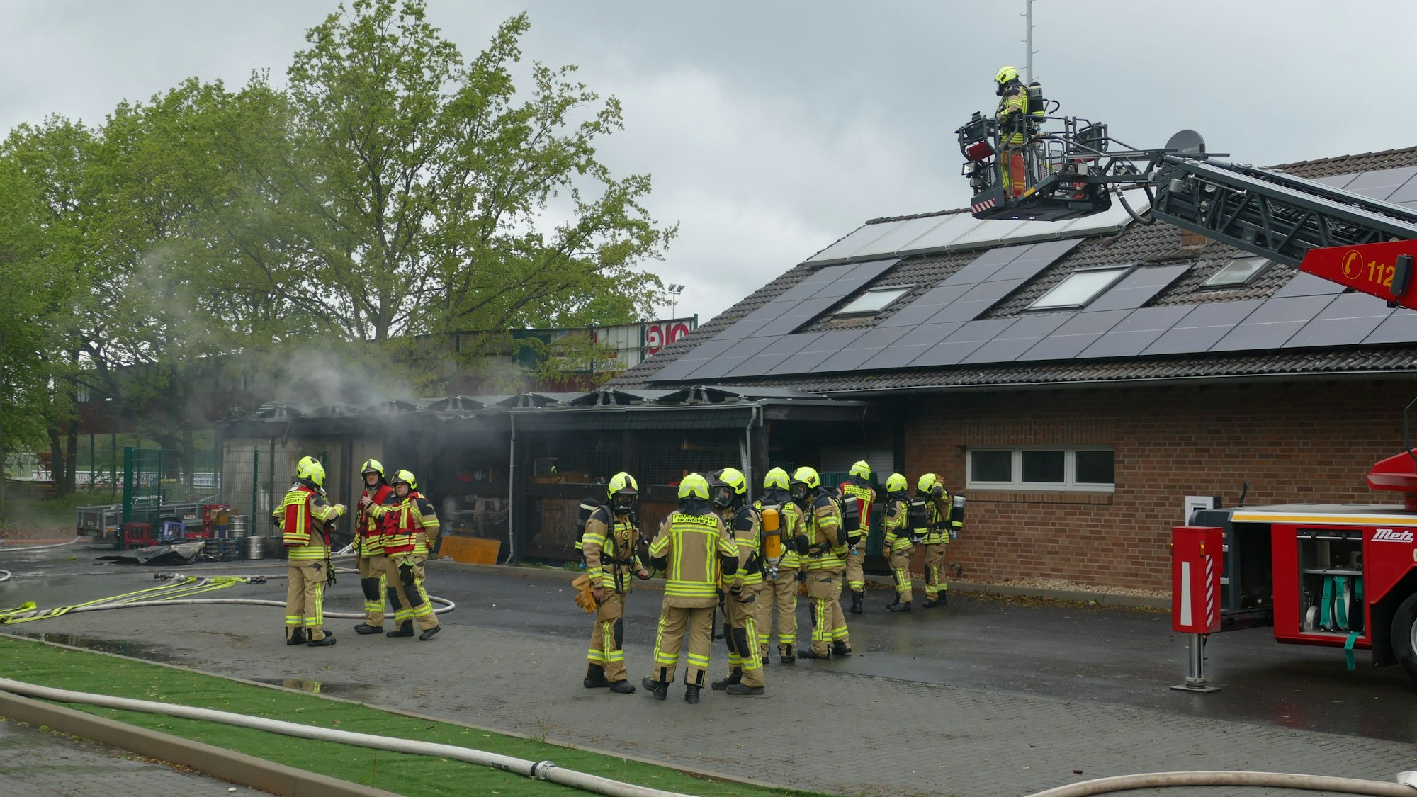 Die Bornheimer Feuerwehr beim Großeinsatz in Merten.