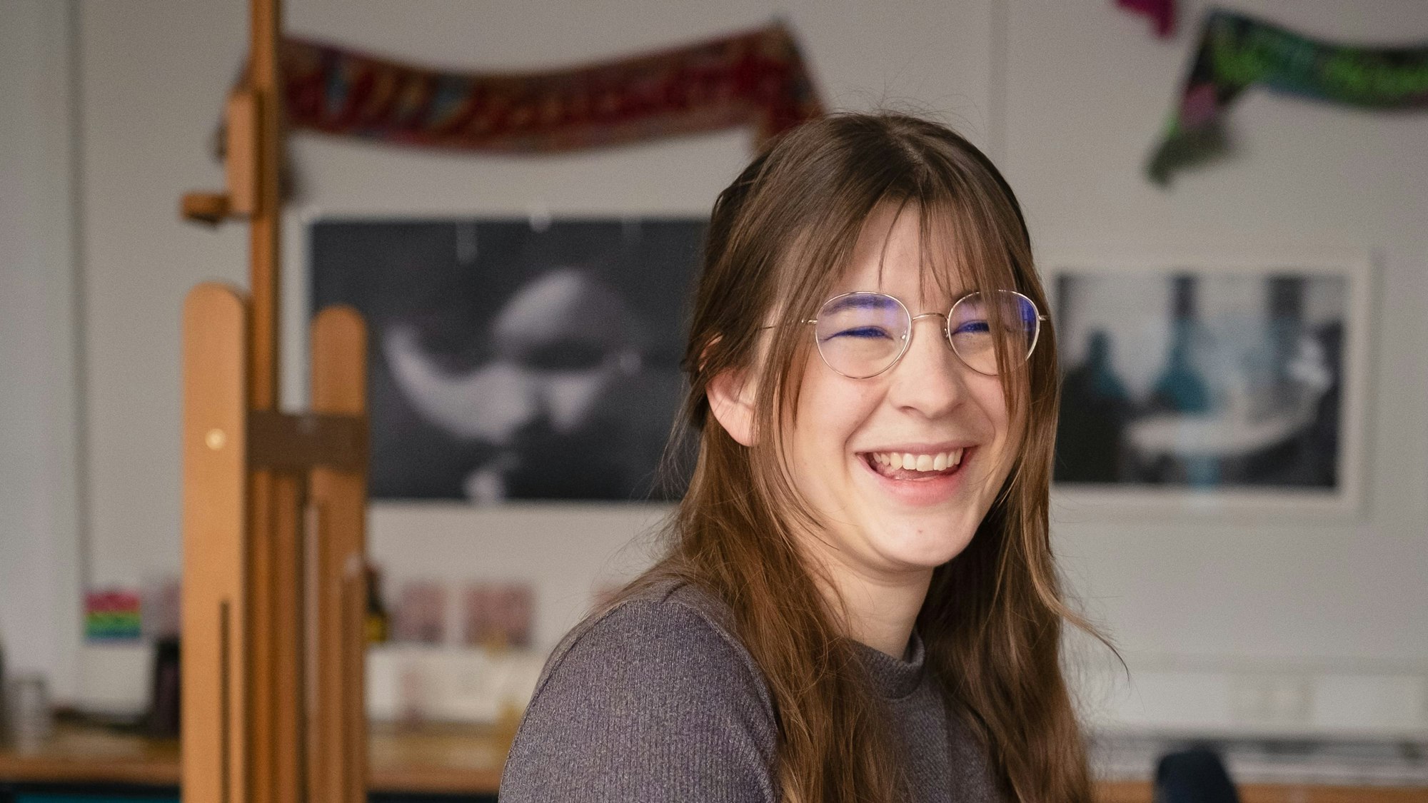 Die Film- und Regiestudentin Priska Kobelka in der Modellwerkstatt der KHM Köln