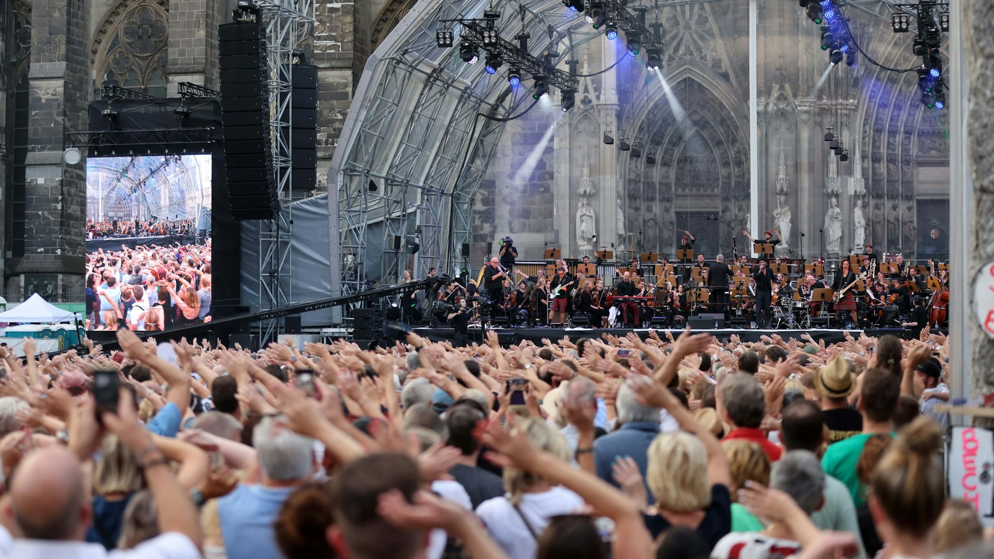 Die Musiker von Brings spielten im vergangenen Jahr gemeinsam mit dem Beethoven-Orchester ein Open Air auf dem Roncalliplatz.