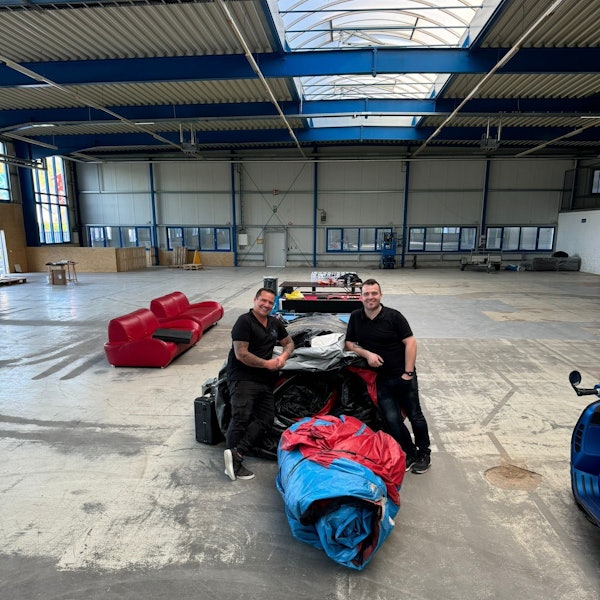 Giuseppe Sciarrotta (l.) und Thomas Ley in der fast leeren Industriehalle.