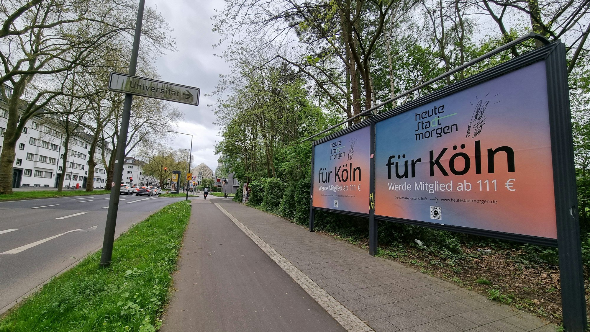 Plakate werben für die Klimagenossenschaft.