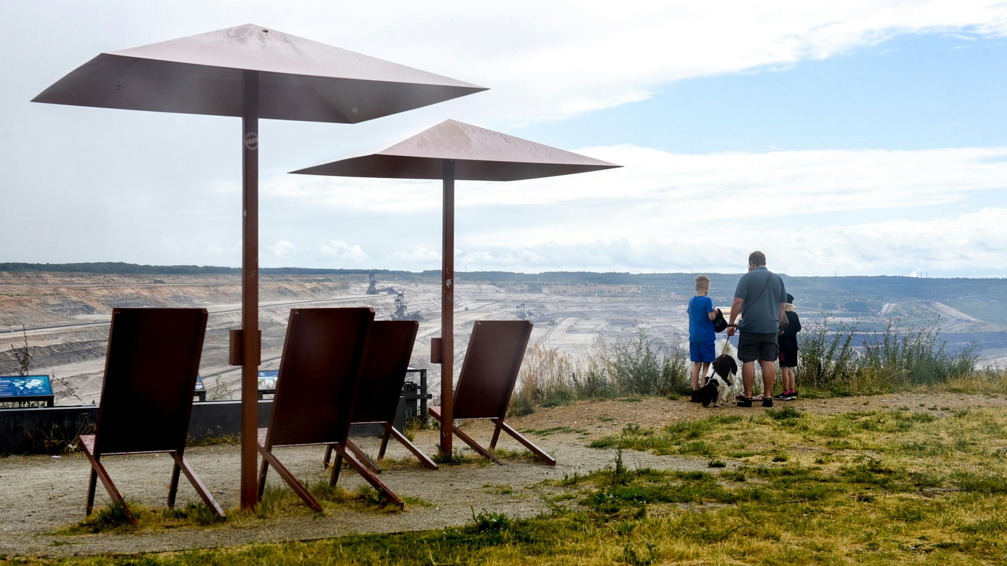 Der Blick vom Forum Terra Nova auf den Tagebau Hambach.