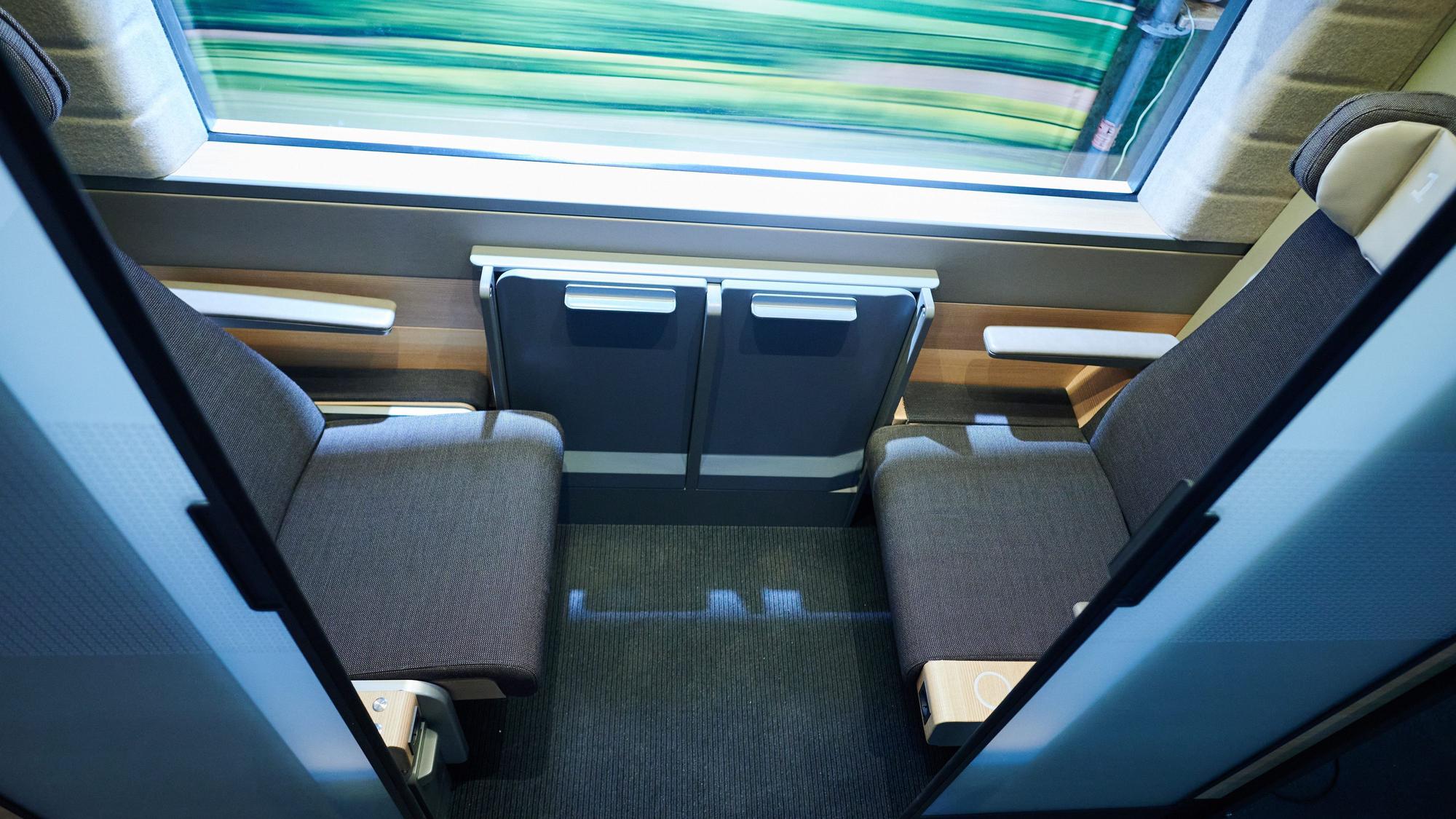In den neuen Zweierabteilen der Deutschen Bahn sitzen sich Personen gegenüber, die Milchglasscheibe kann auf Knopfdruck mehr Sichtschutz bieten.