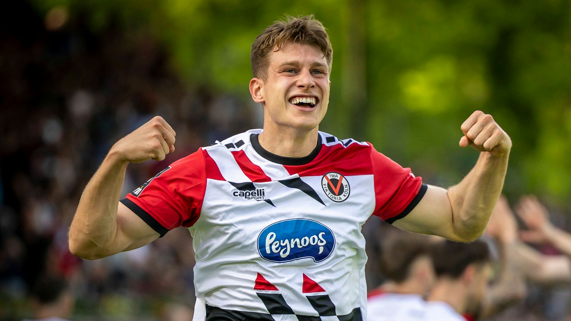 3. Liga, FC Viktoria Köln - Hallescher FC, 13.04.2024 Torjubel zum 3:2 durch Tobias Anselm FC Viktoria Köln, 18 3. Liga, FC Viktoria Köln - Hallescher FC, 33. Spieltag, am 13.04.2024 im Sportpark Höhenberg in Köln. DFL REGULATIONS PROHIBIT ANY USE OF PHOTOGRAPHS AS IMAGE SEQUENCES AND/OR QUASI-VIDEO. *** 3 Liga, FC Viktoria Köln Hallescher FC, 13 04 2024 Goal celebration for 3 2 by Tobias Anselm FC Viktoria Köln, 18 3 Liga, FC Viktoria Köln Hallescher FC, 33 Matchday, on 13 04 2024 at Sportpark Höhenberg in Cologne DFL REGULATIONS PROHIBIT ANY USE OF PHOTOGRAPHS AS IMAGE SEQUENCES AND OR QUASI VIDEO Copyright: xBEAUTIFULxSPORTS/LeahxKohringx