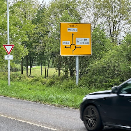 Noch steht auf dem Straßenschild der Hinweis Butterberg, bald soll dort DLR stehen. Im Ausschuss für Umwelt und Stadtentwicklung wurden dafür die Weichen gestellt.