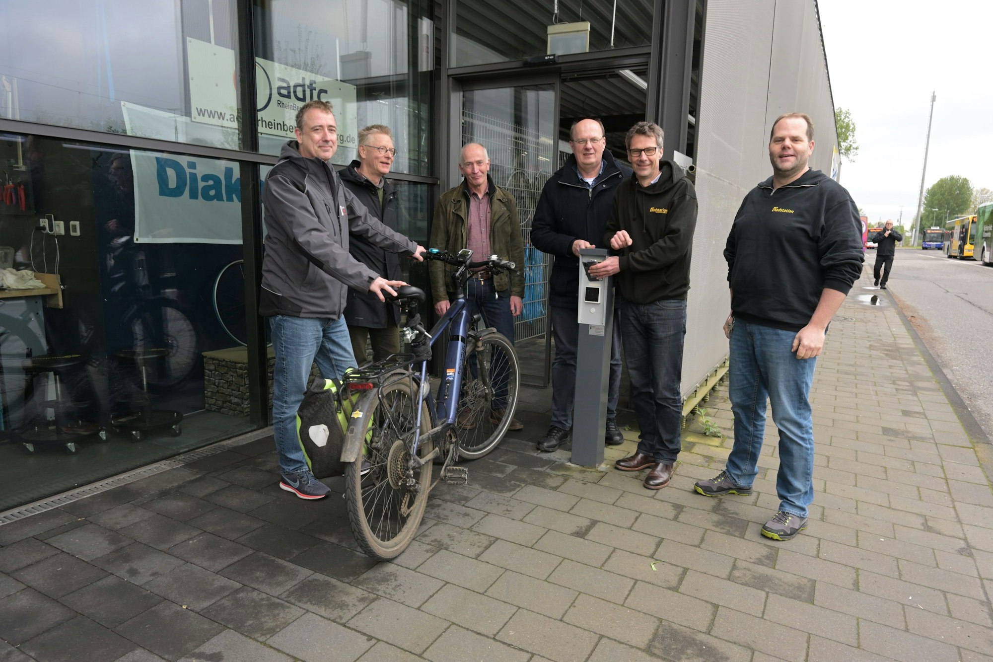 Gruppenfoto am neuen Zugangssystem zur Radstation.