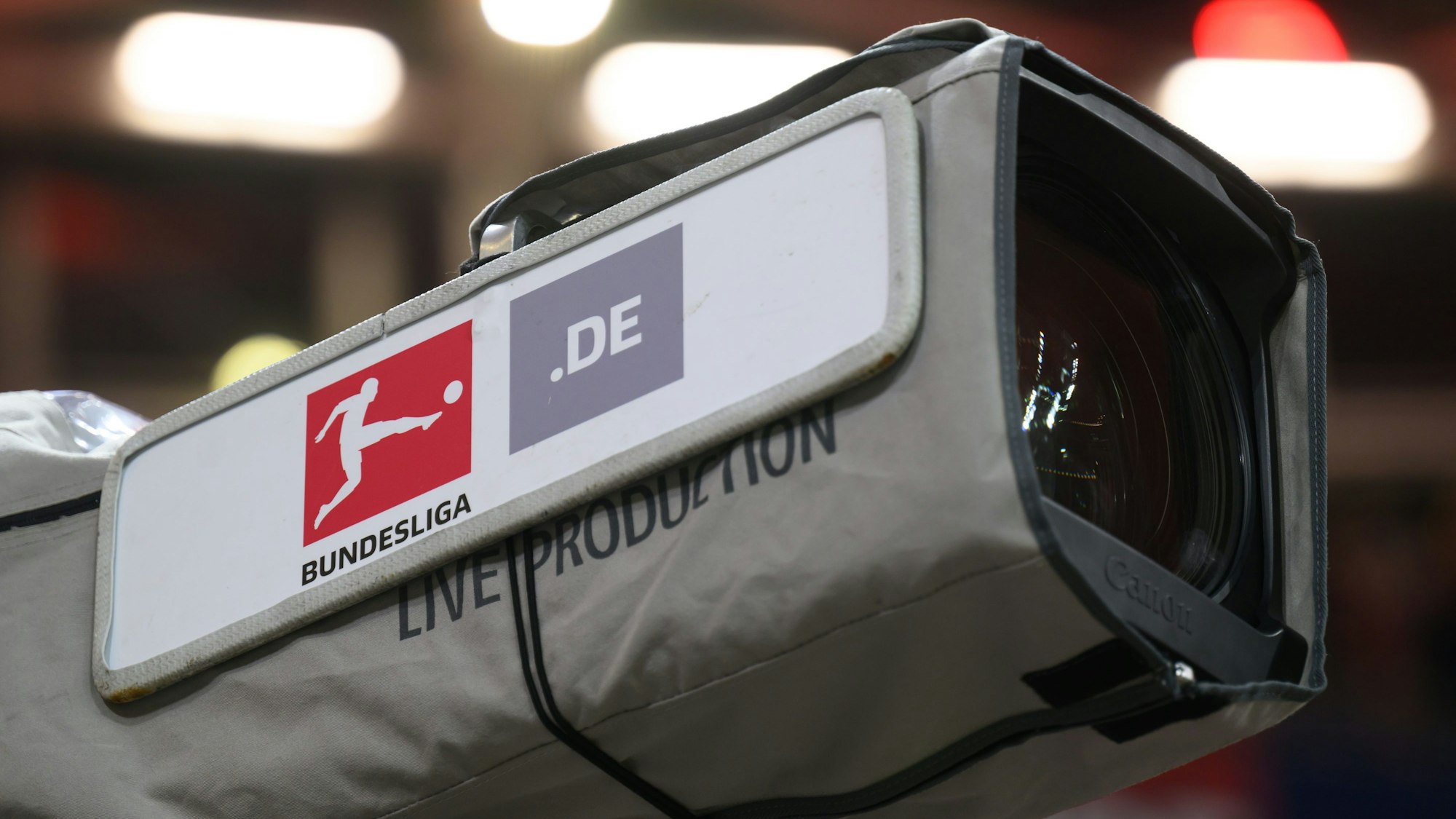 Eine Kamera steht am Spielfeldrand.