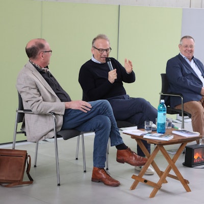 An einer elektrischen Feuerstelle nahmen im Waldbröler Bürgerdorf am Alsberg zu einem „Kamingespräch“ Platz (von links): Uwe Bathe, Christoph Waffenschmidt, Stephan Eisel und Marcus Dräger. Unser Foto zeigt die Männerrunde in der Diskussion.
