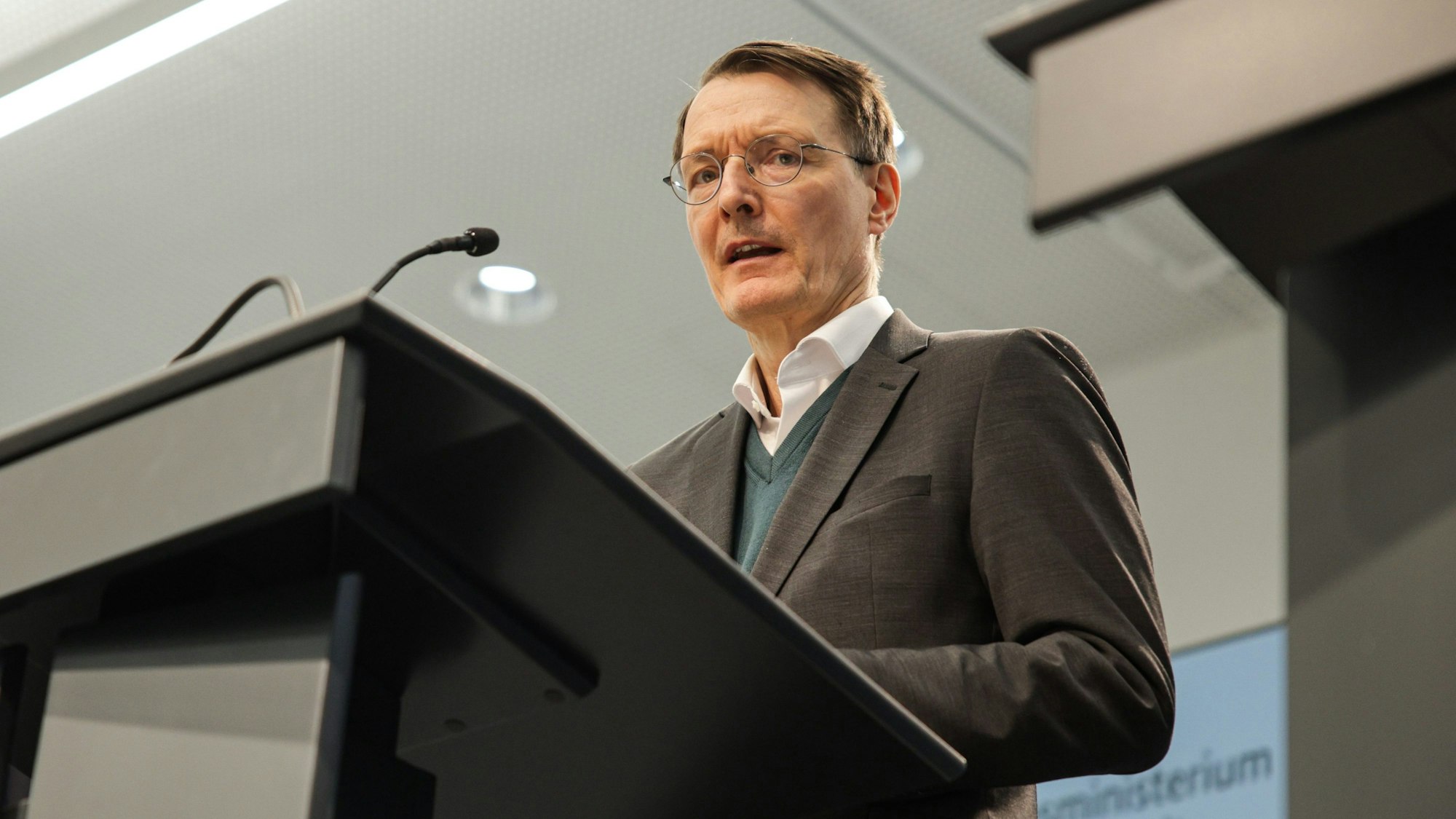 Karl Lauterbach (SPD), Bundesminister für Gesundheit, spricht auf der Pressekonferenz.