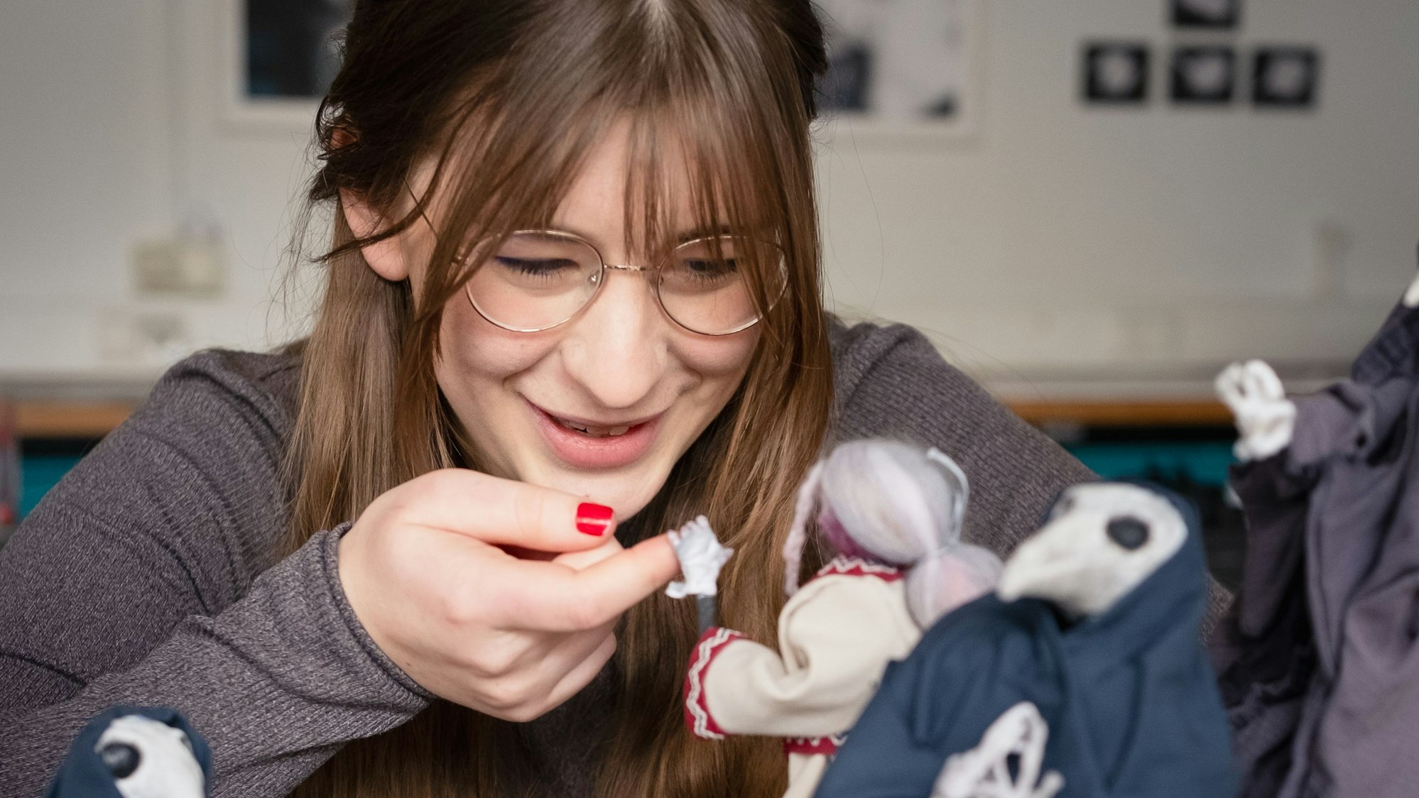 Die Film- und Regiestudentin Priska Kobelka mit ihren Animationspuppen in der Modellwerkstatt der KHM Köln