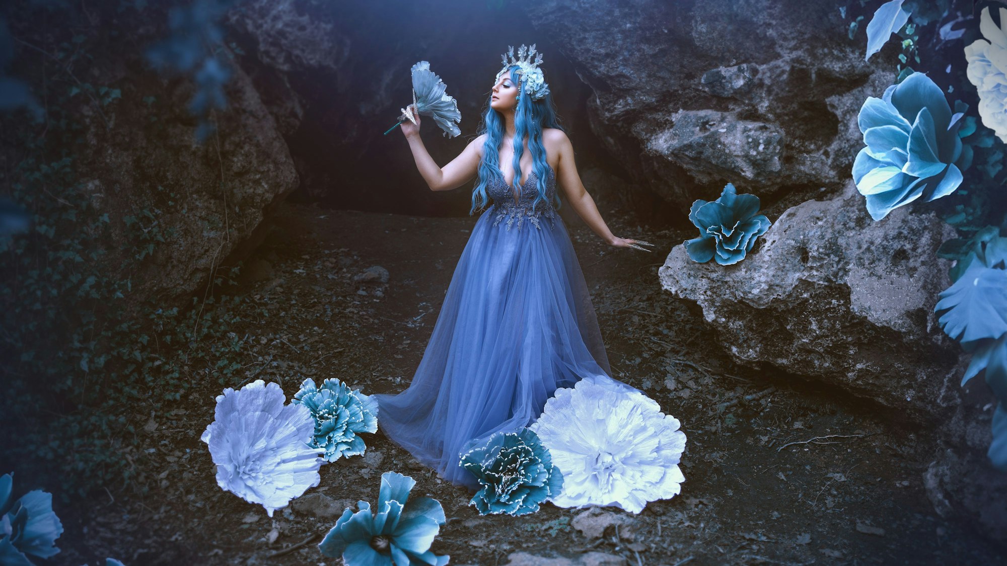 Model und Schauspielerin Julia Katharina Stark ist als Felsenkönigin verkleidet und posiert vor dem Eingang der Mechernicher Kartsteinhöhle.