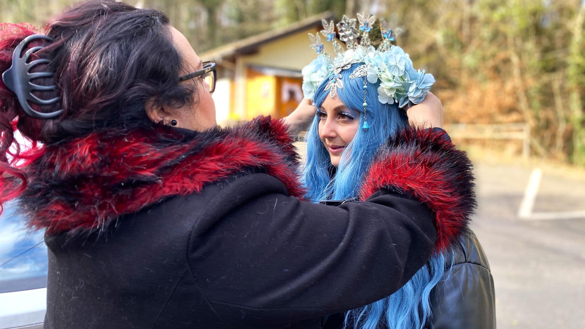 Vanessa Gebhardt aus Euskirchen setzt ihrem Model den Kopfschmuck auf.