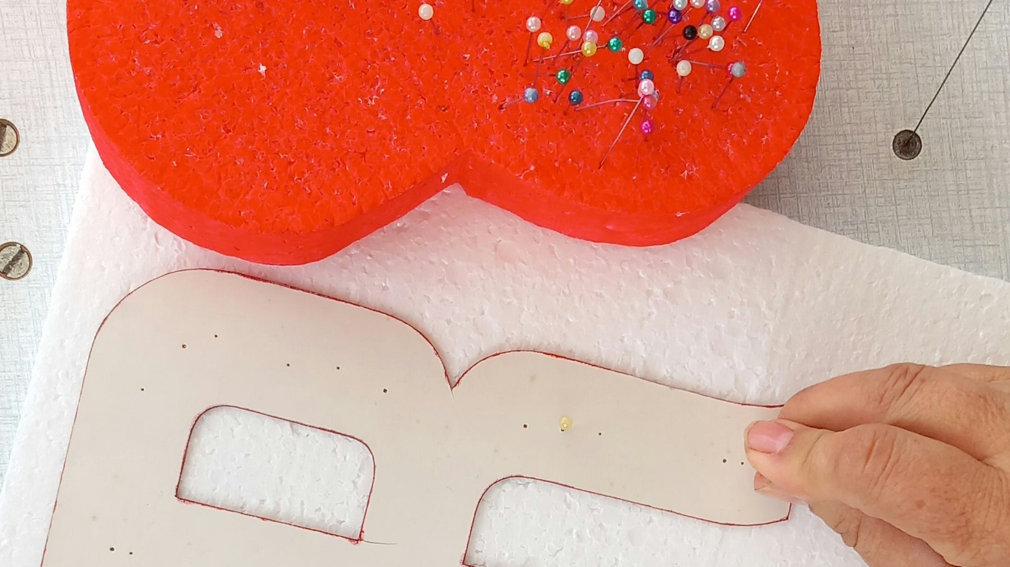 Maiherzenwerkstatt von Birgit Haas in Bornheim mit Schablonen für die Buchstaben