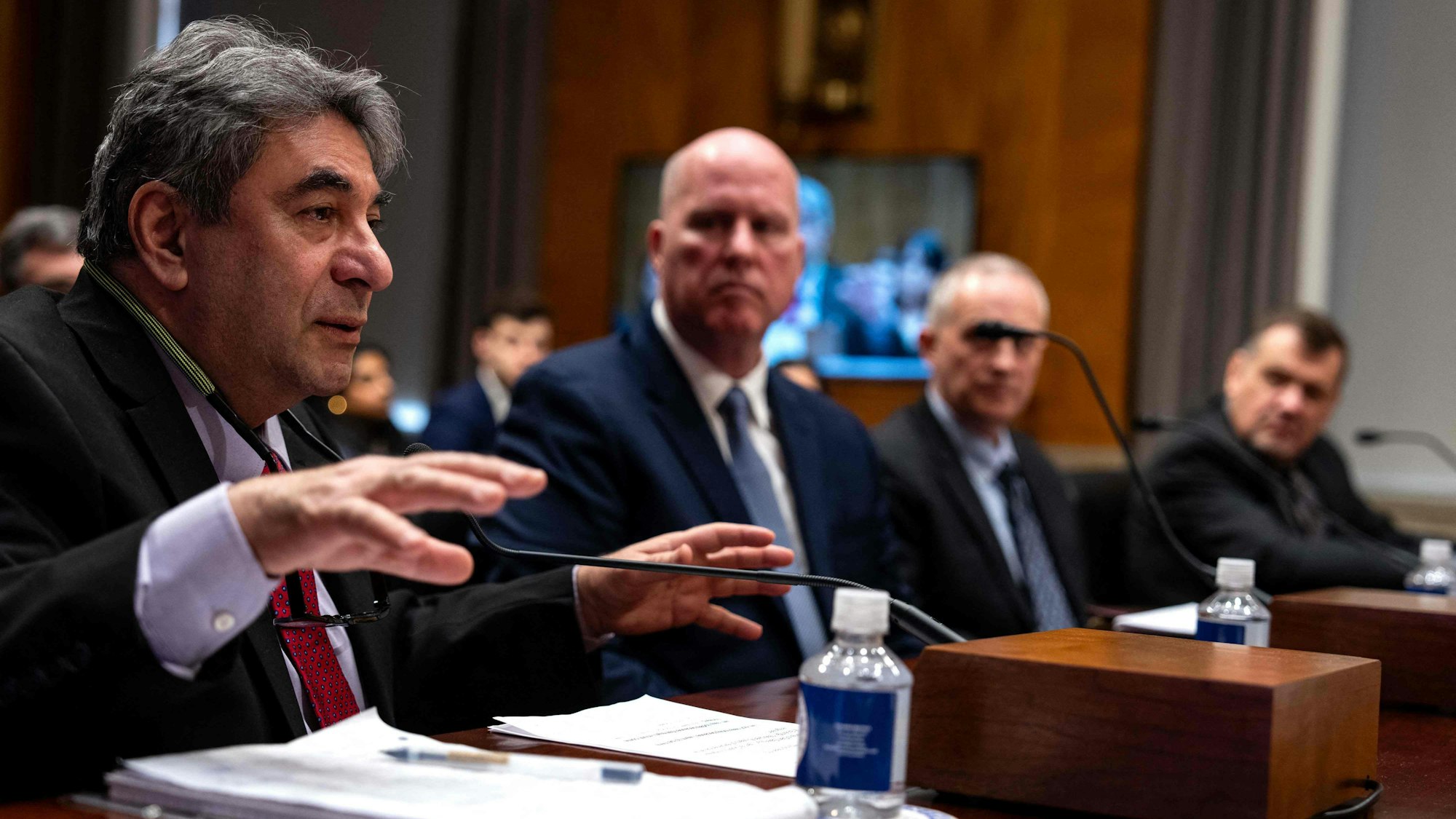 Sam Salehpour spricht und gestikuliert im US-Senat.