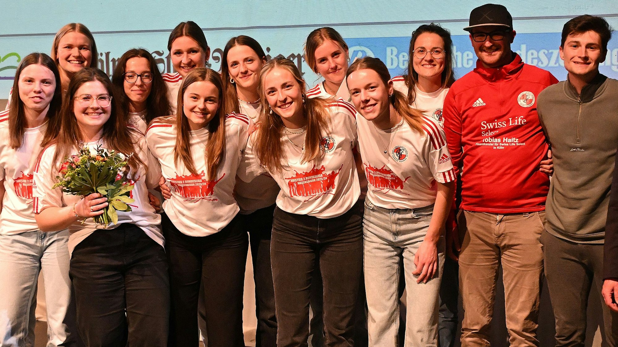 Das Hockeyteam posiert zum Gruppenfoto.