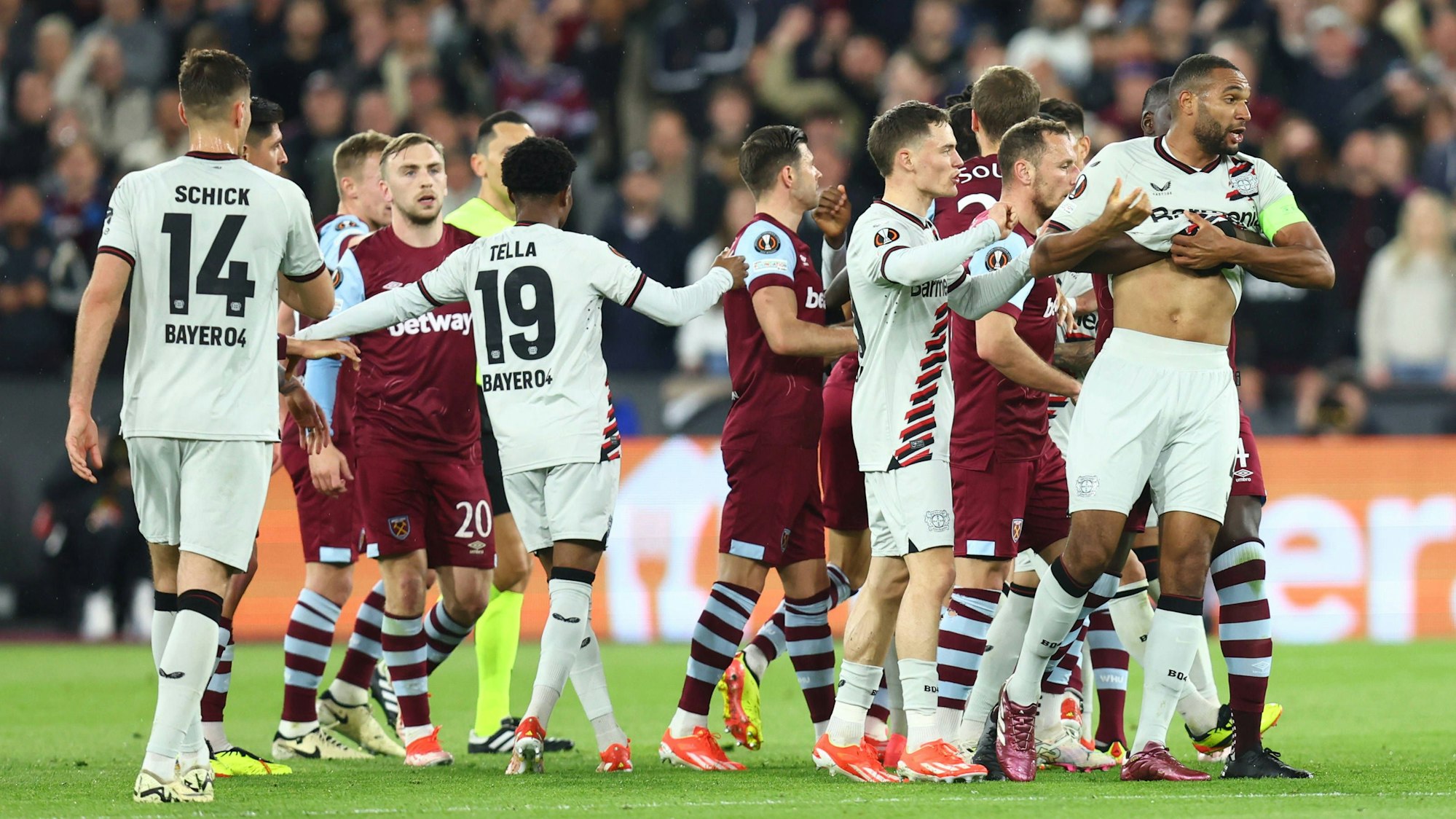 Aufgeheizte Stimmung. Kurt Zouma (West Ham) zieht den aufgebrachten Jonathan Tah (r.) aus dem Rudel.