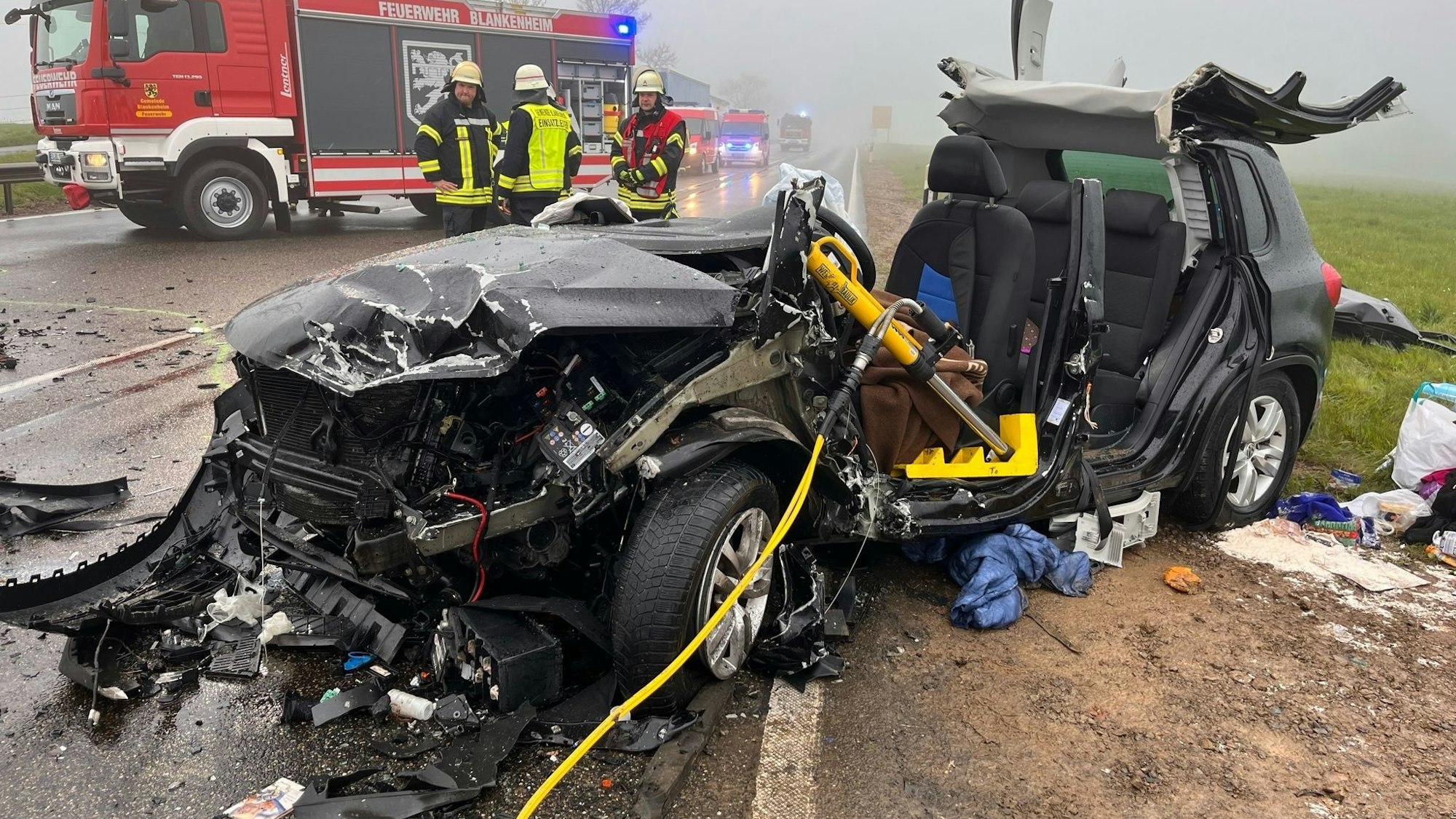 Das Bild zeigt ein völlig demoliertes Auto, das an dem Unfall beteiligt war. Die Feuerwehr hat unter anderem die Türen herausgeschnitten und das Dach abgetrennt.