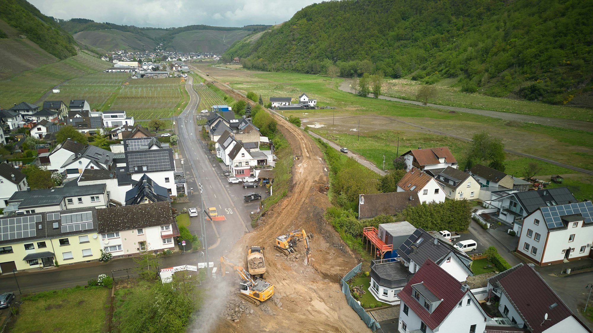 Rech beim Abbruch der Eisenbahnbrücke im Ort: Mit schwerem Gerät wird an der Ahr der Wiederaufbau der Bahnstrecke vorangetrieben. Im Juli 2021 hatte die Flutkatastrophe gewaltige Schäden hinterlassen, 135 Menschen kamen ums Leben.