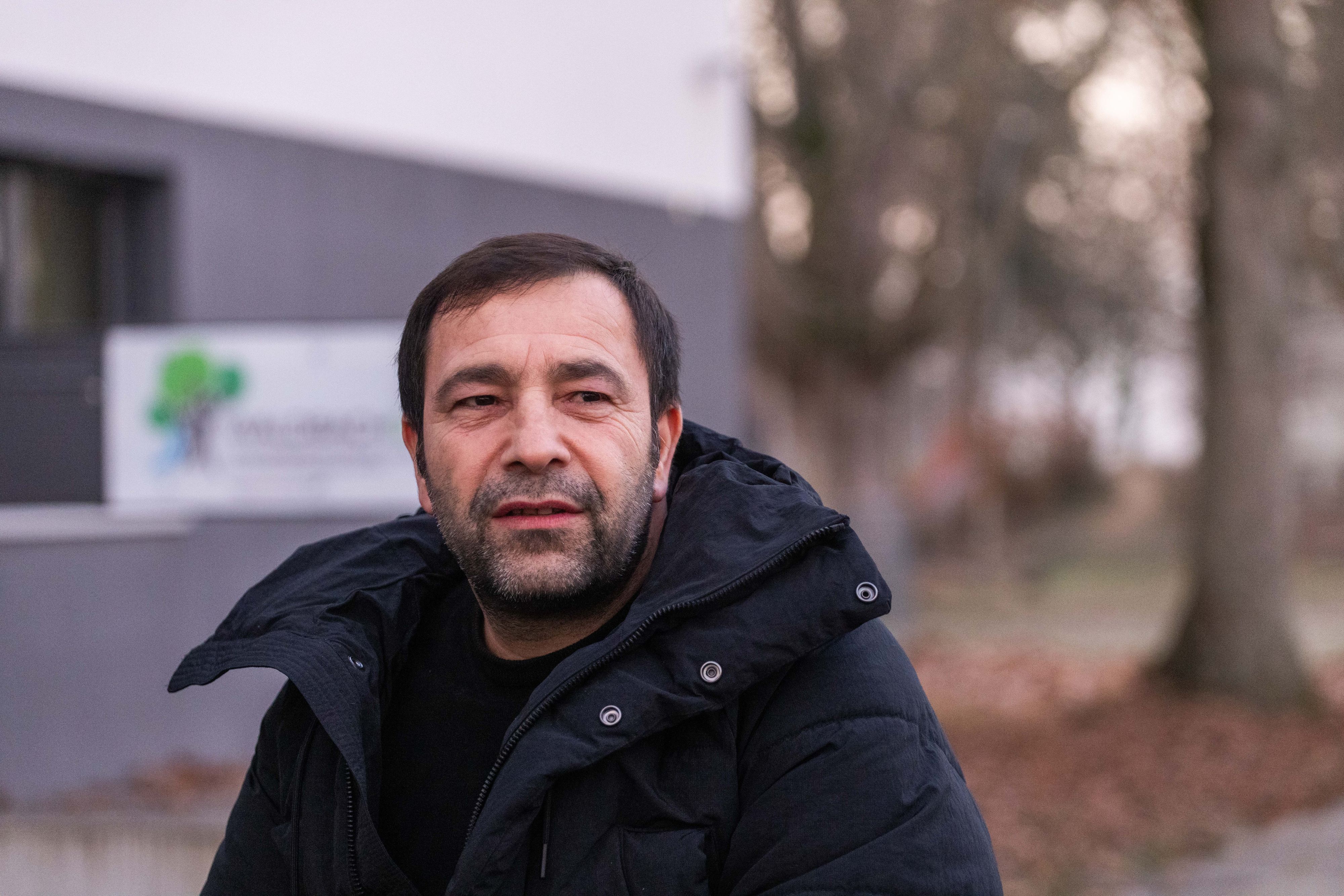 Sabah Tamer Ayoub sitzt vor der Waldbachschule in Offenburg.