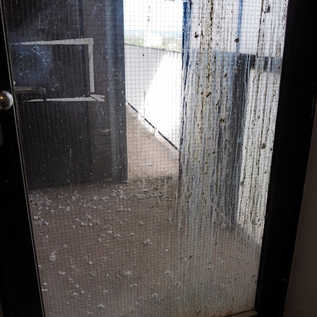 Mieter beklagen verschmutzte Bereiche in den Wohngebäuden.