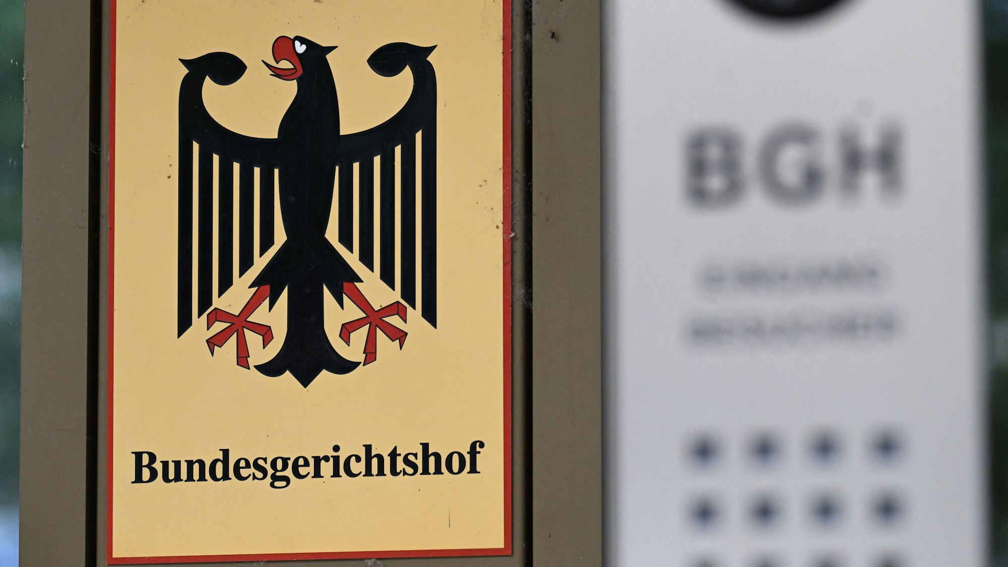 Ein Hinweisschild mit Bundesadler und dem Schriftzug Bundesgerichtshof, aufgenommen vor dem Bundesgerichtshof (BGH).