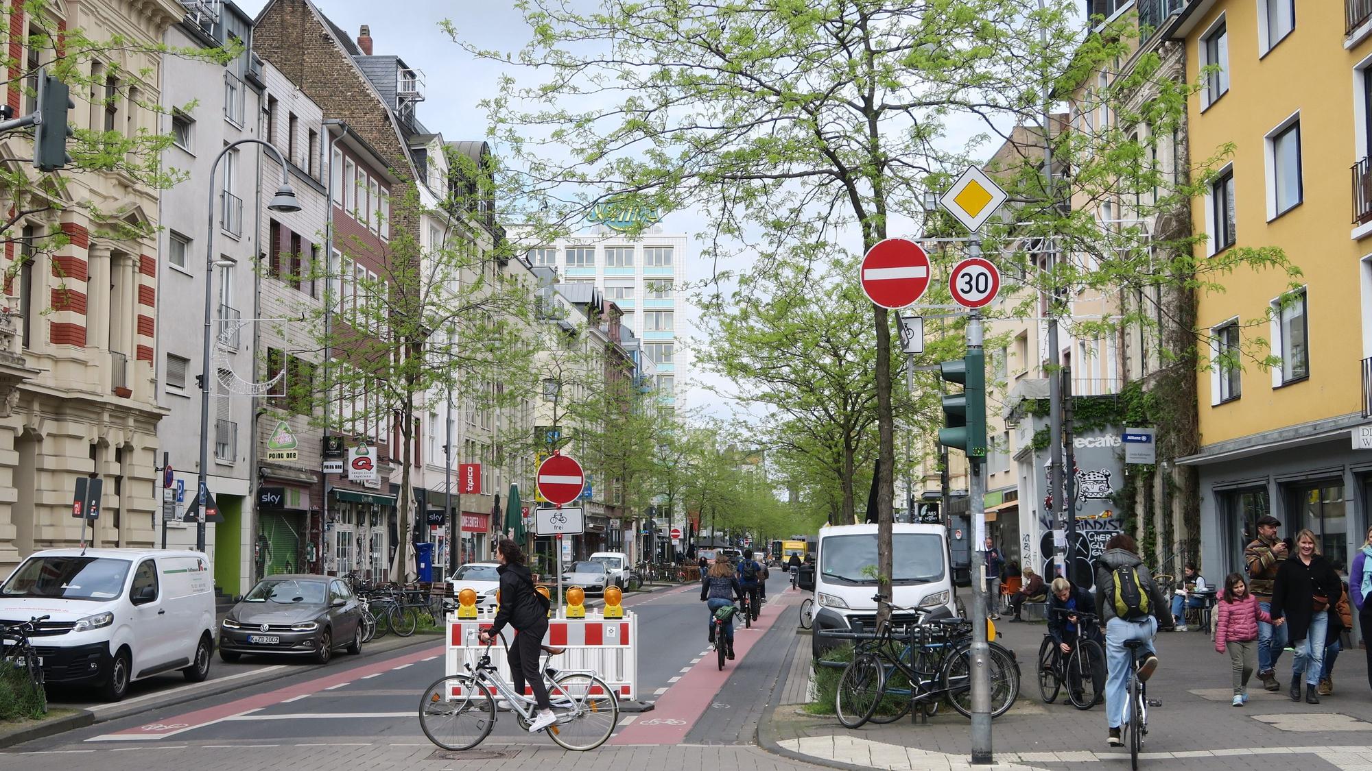 Nach der Umwidmung zur Einbahnstraße prophezeien einige Geschäftsleute wieder den Untergang der Venloer Straße.
