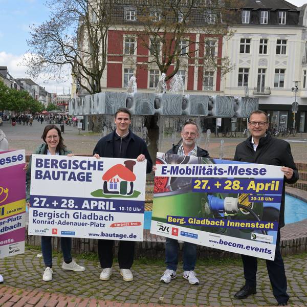Organisatoren der Bergischen Bautage zeigen die Werbeplakate.