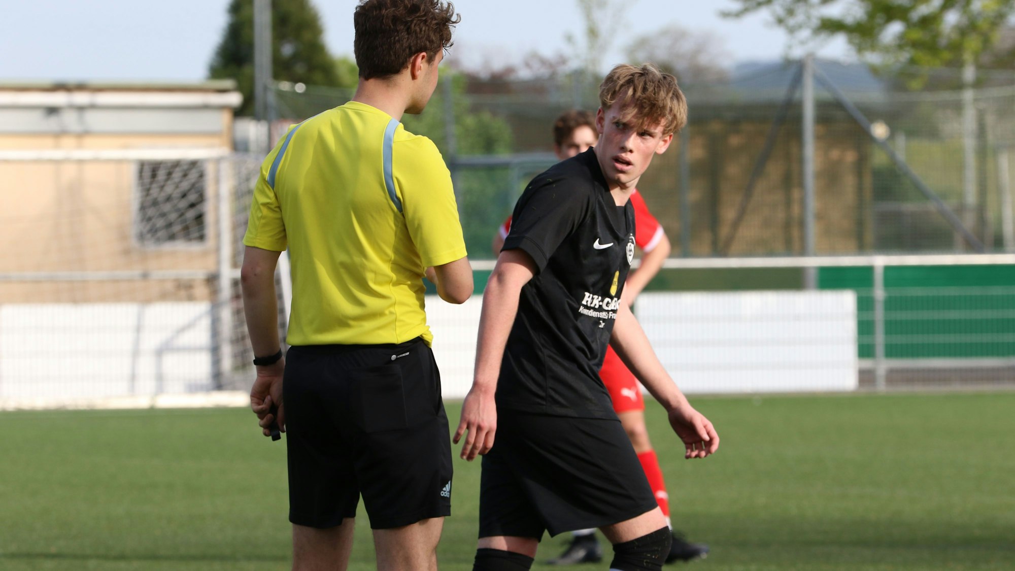Das Bild zeigt, wie Spieler Tobias Rick dem Schiedsrichter einen bösen Blick zu wirft.