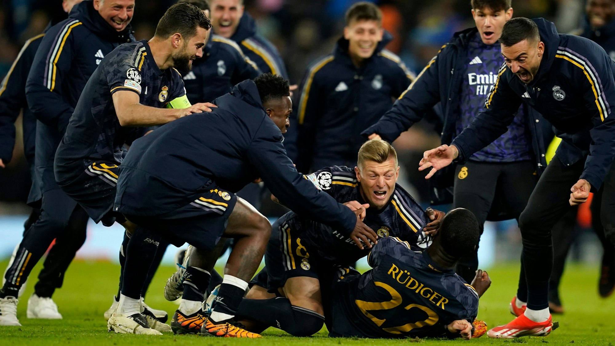 Toni Kroos und Antonio Rüdiger von Real Madrid jubeln nach dem Sieg über Manchester City.