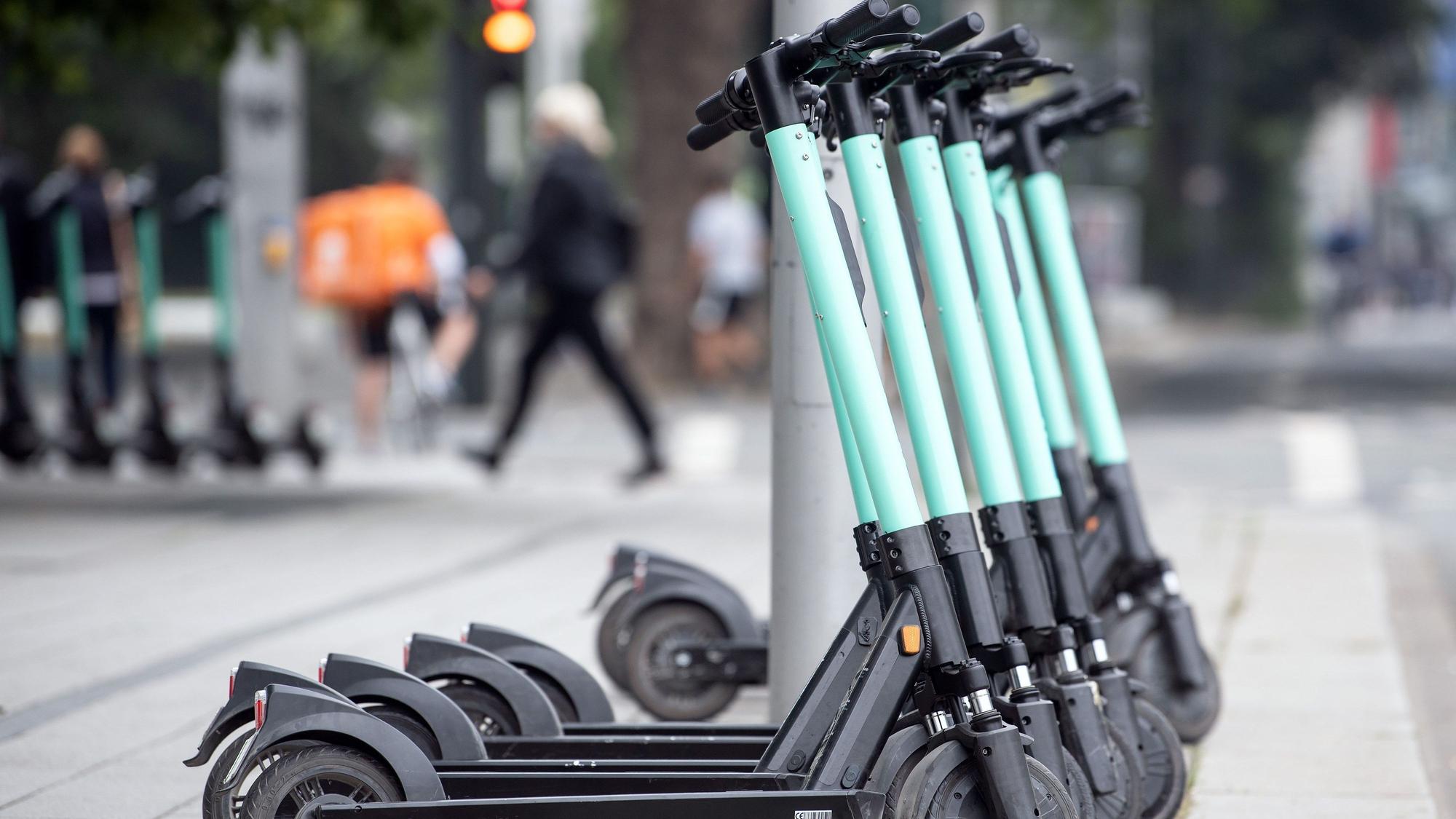 17.07.2019, Nordrhein-Westfalen, Düsseldorf: E-Tretroller stehen am Straßenrand in Düsseldorf.