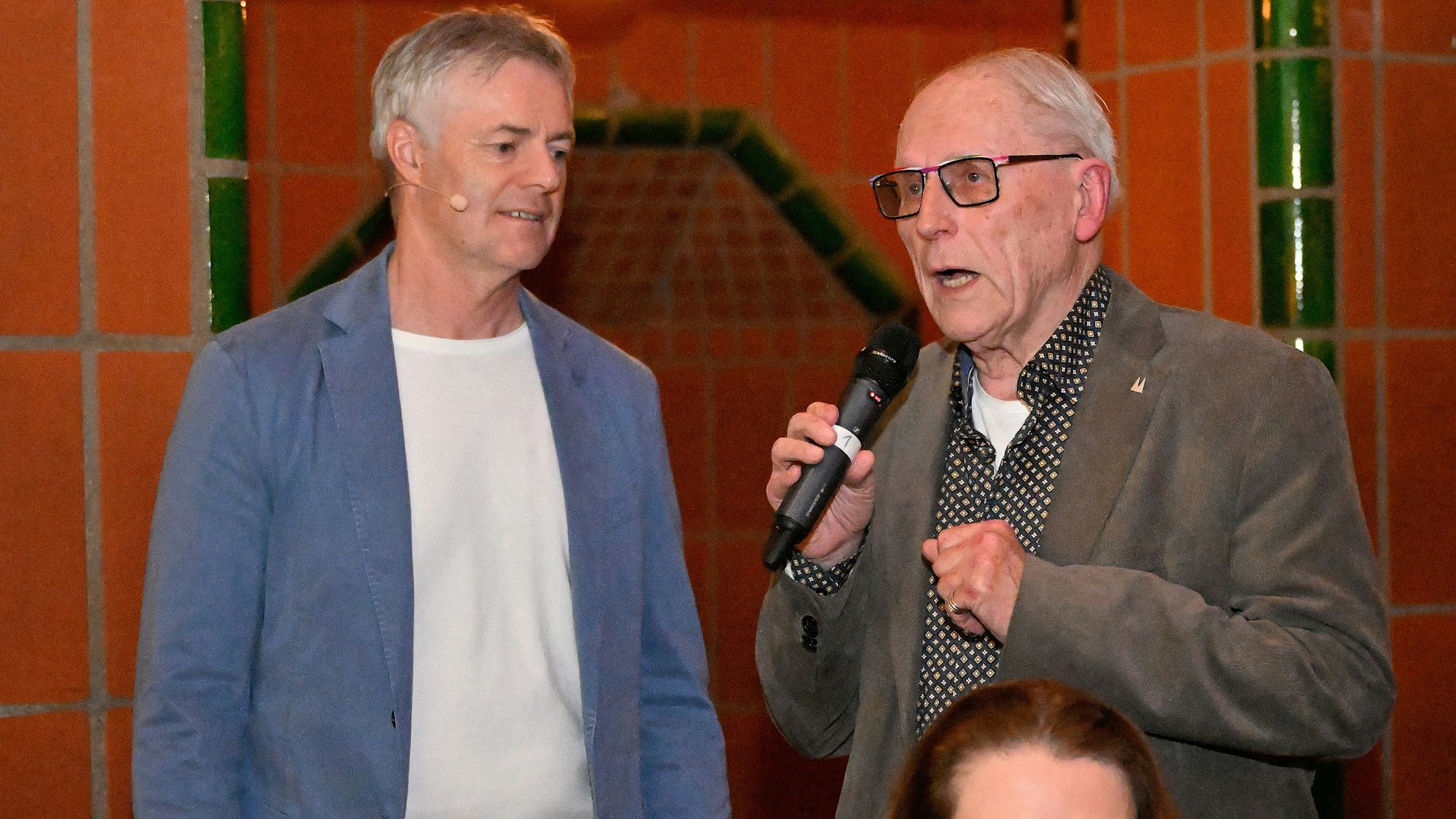 Tom Bartels interviewt Herbert Watterott bei der Sportlerehrung Rhein-Berg.