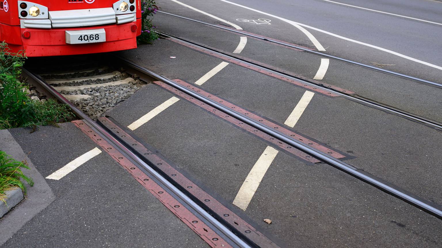 Eine Bahn fährt über Schienen.