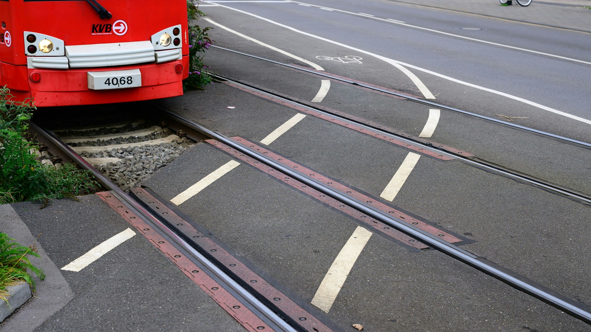Eine Bahn fährt über Schienen.
