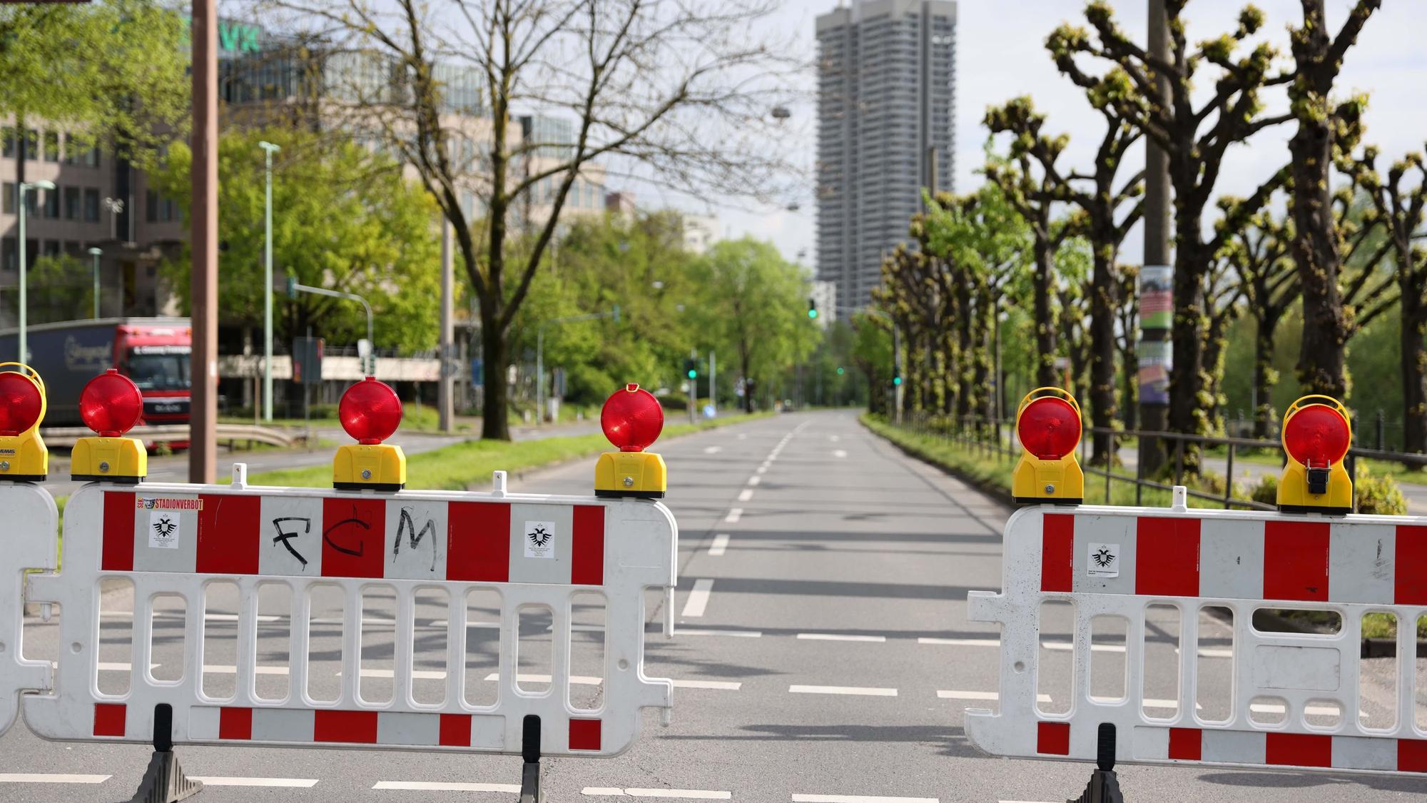 Für die Arbeit der Einsatzkräfte sind vorsorglich rund um die Mülheimer Brücke Straßen gesperrt worden.