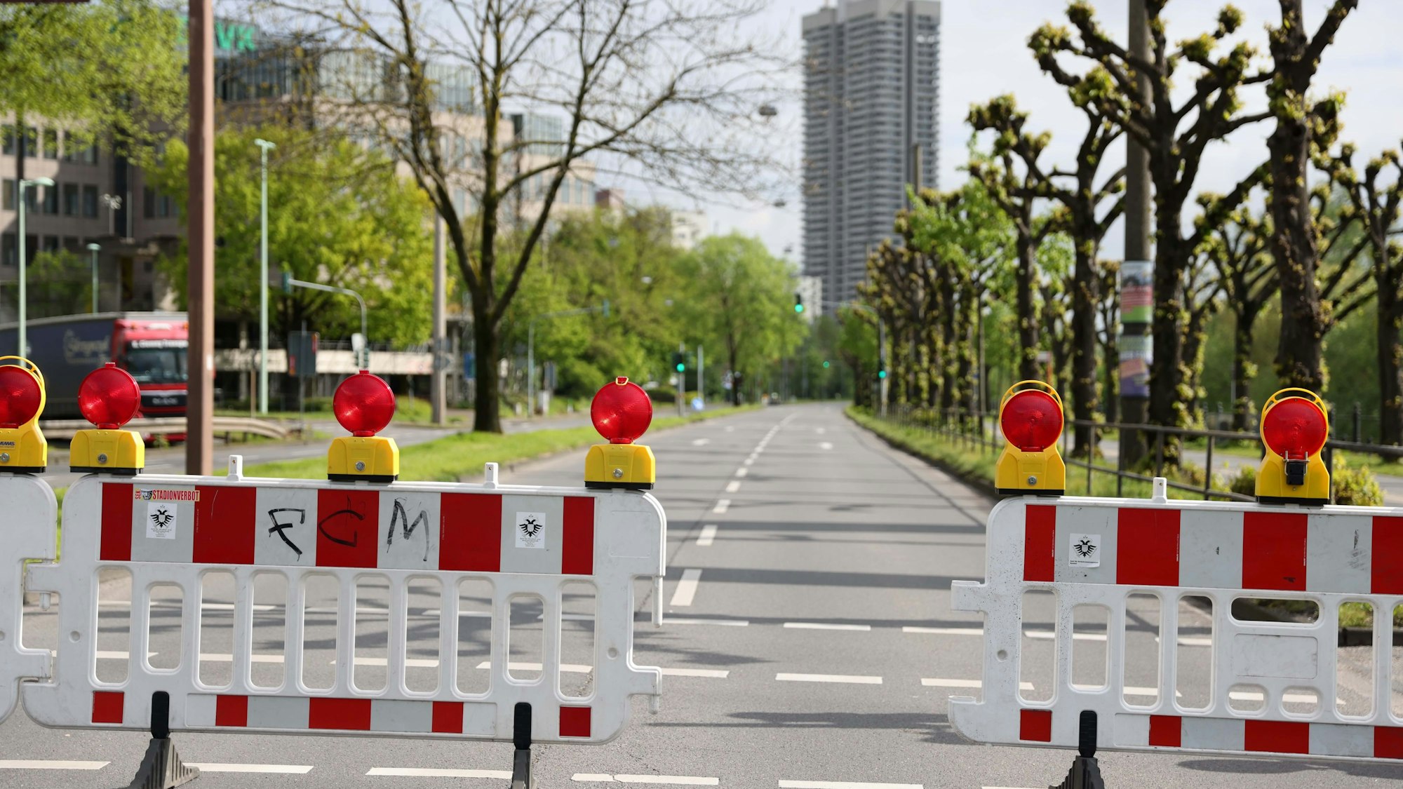 Für die Arbeit der Einsatzkräfte sind vorsorglich rund um die Mülheimer Brücke Straßen gesperrt worden.